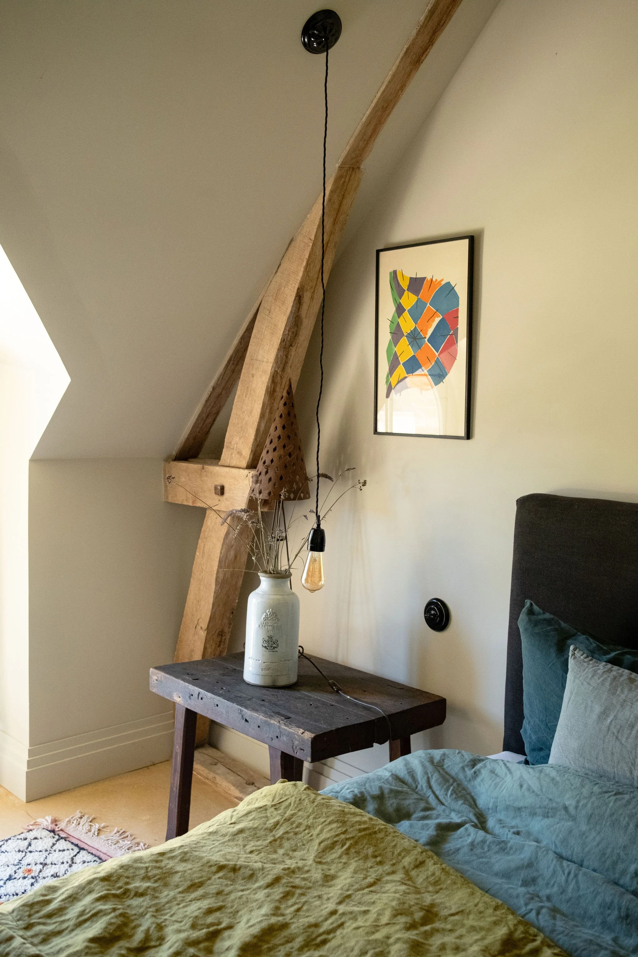 Une chambre avec poutre apparente