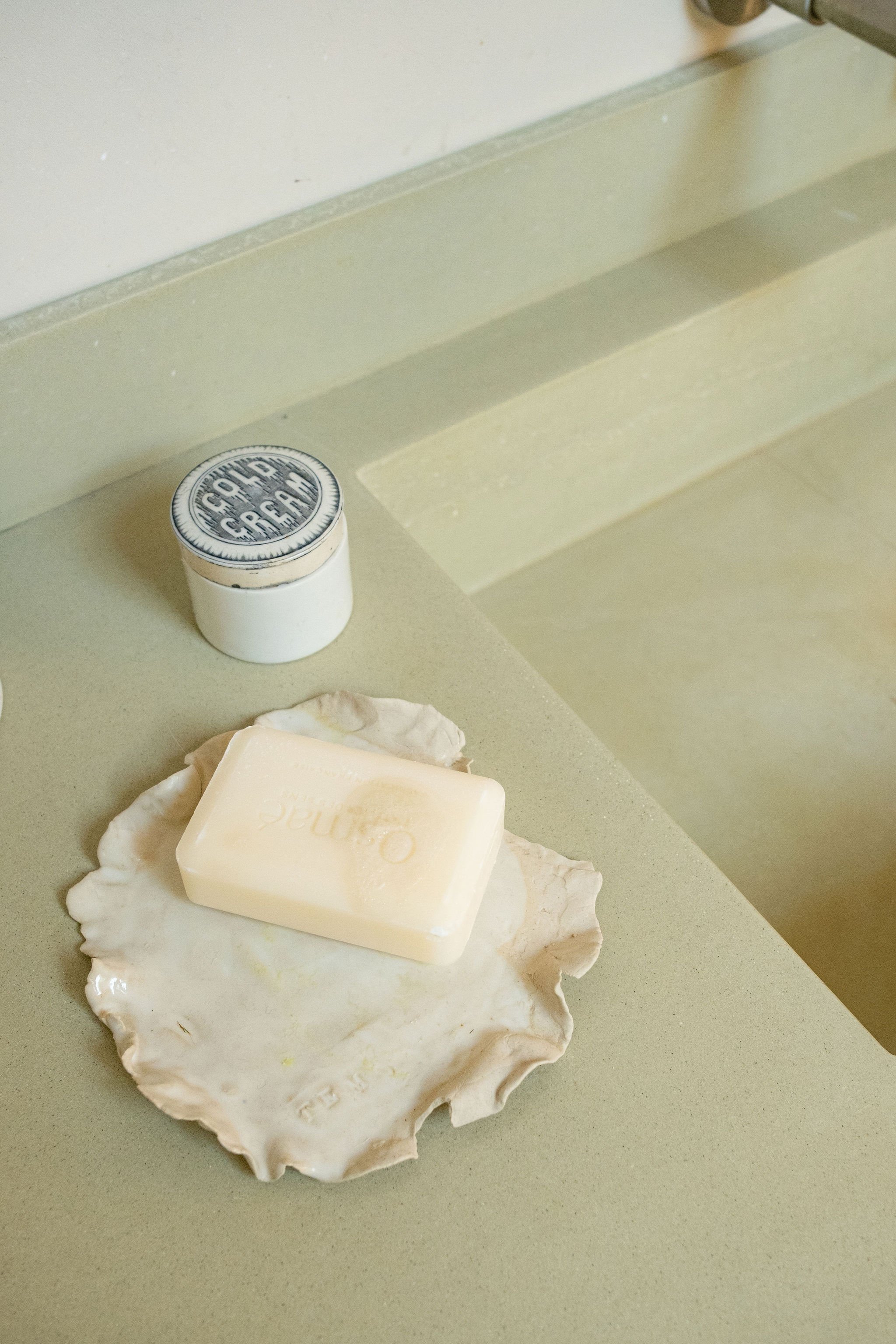 détail de la salle de bain de la Ferme Trémont
