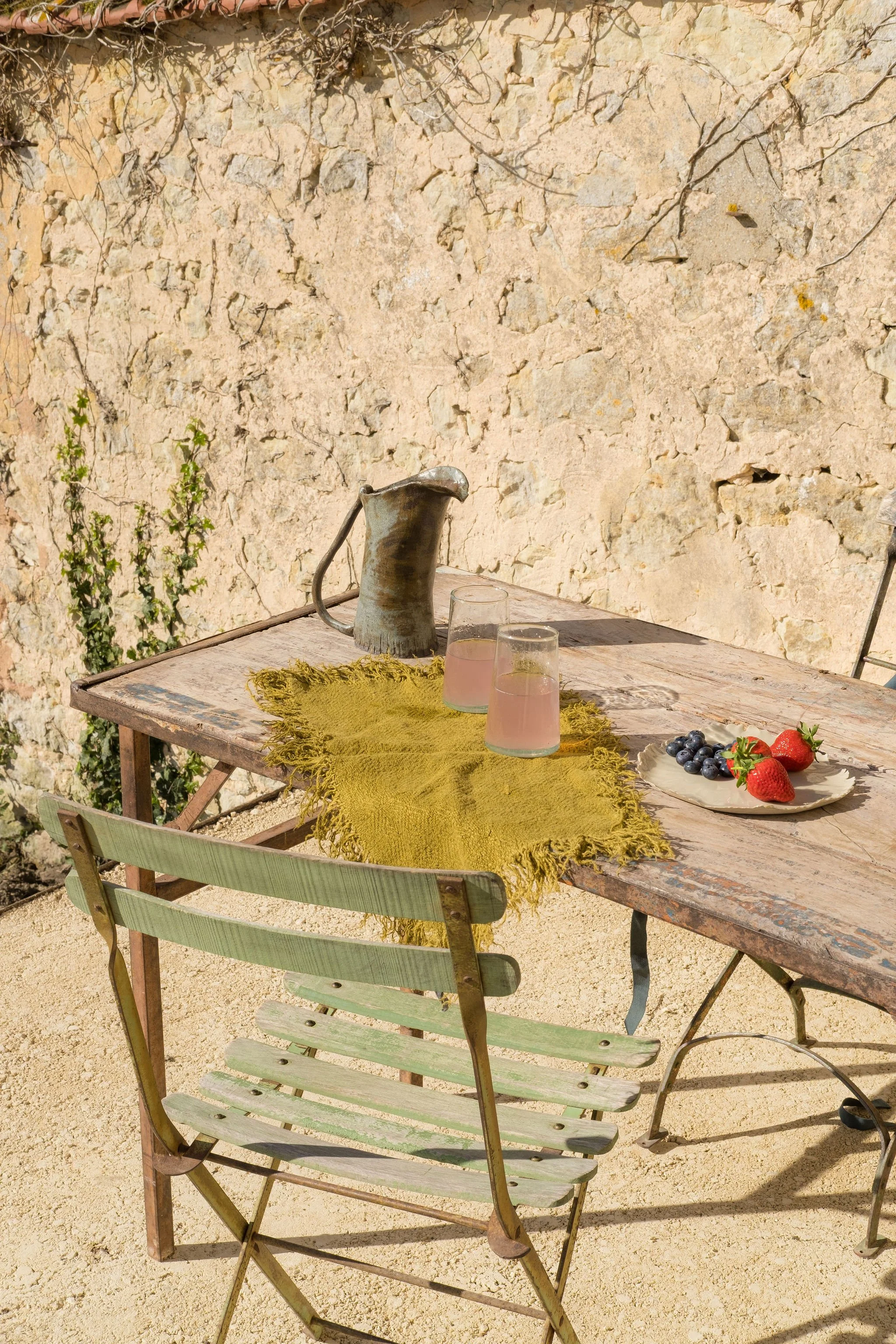 Table dressée pour un déjeuner dans le perche
