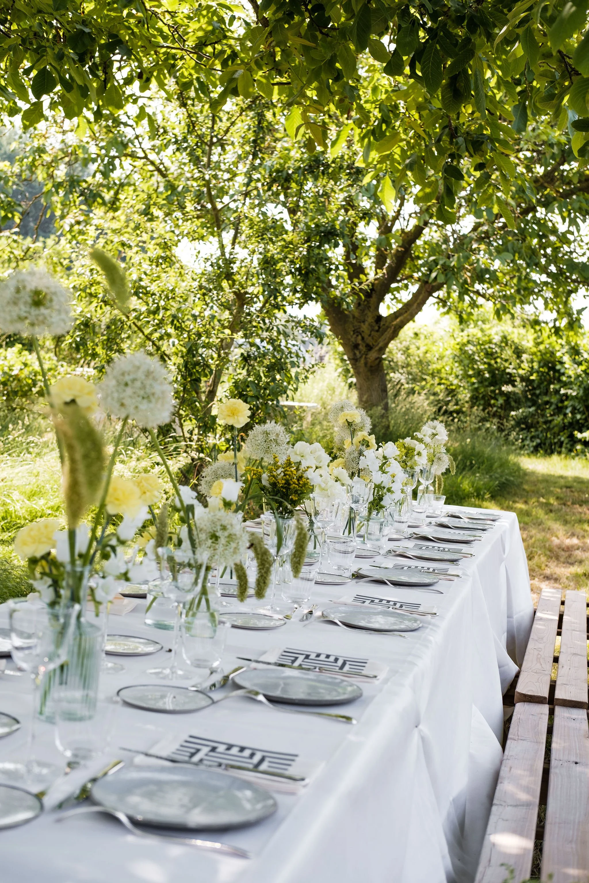 détail de la scénographie du déjeuner à la campagne