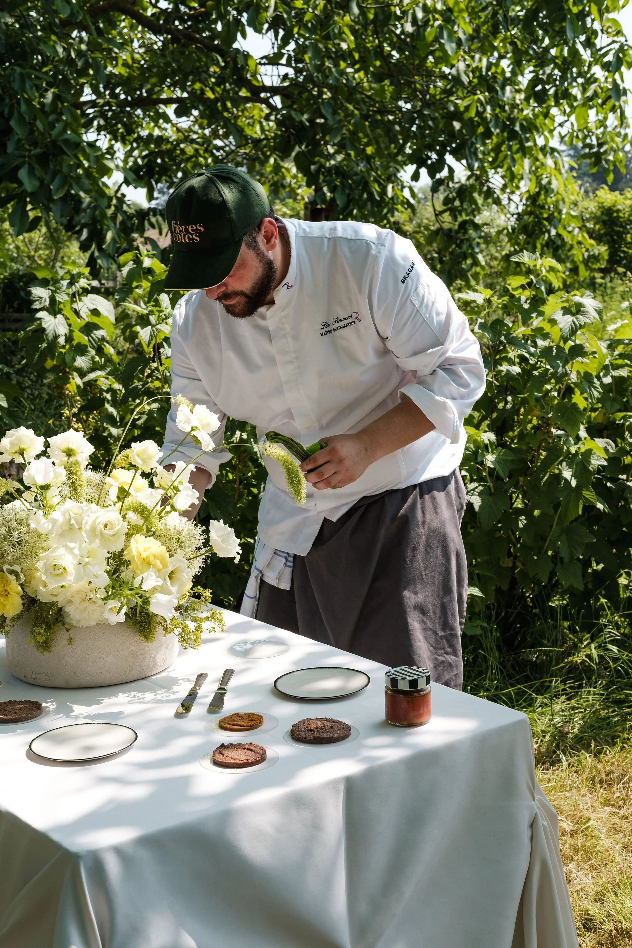 Chef préparant un parcours culinaire à la ferme
