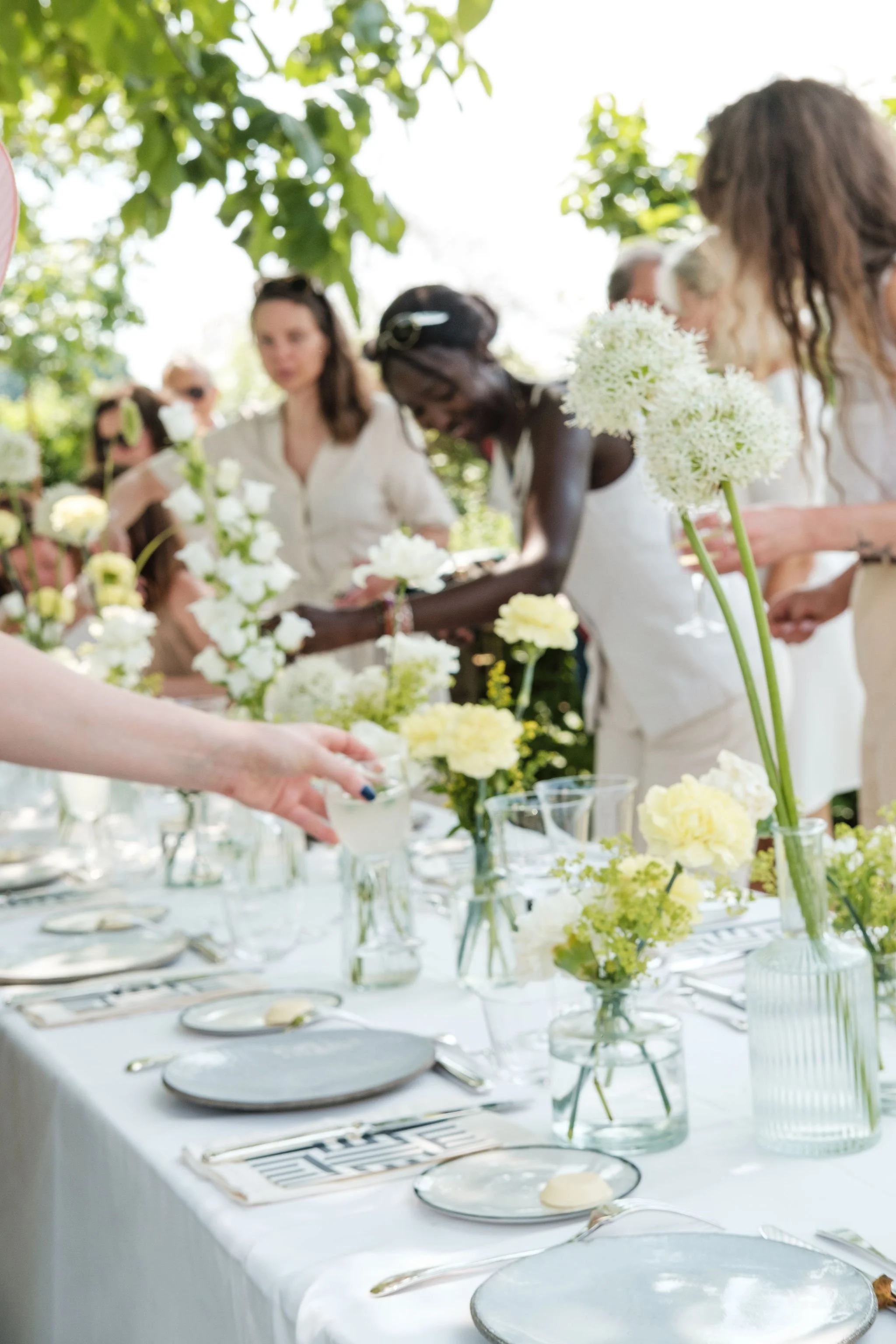les invités autour de la table d'un dîner privé