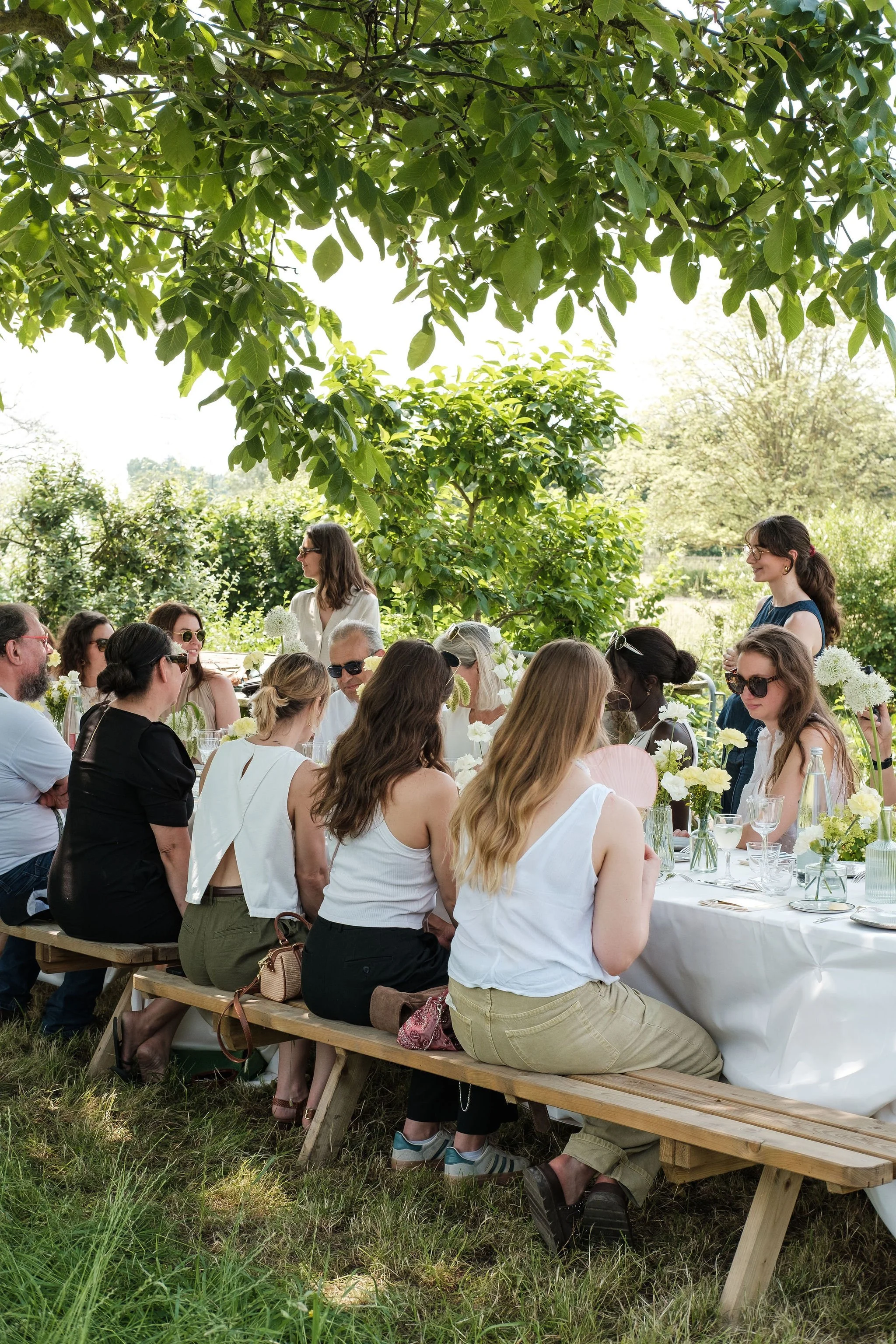 Invités autour d'une table en extérieur