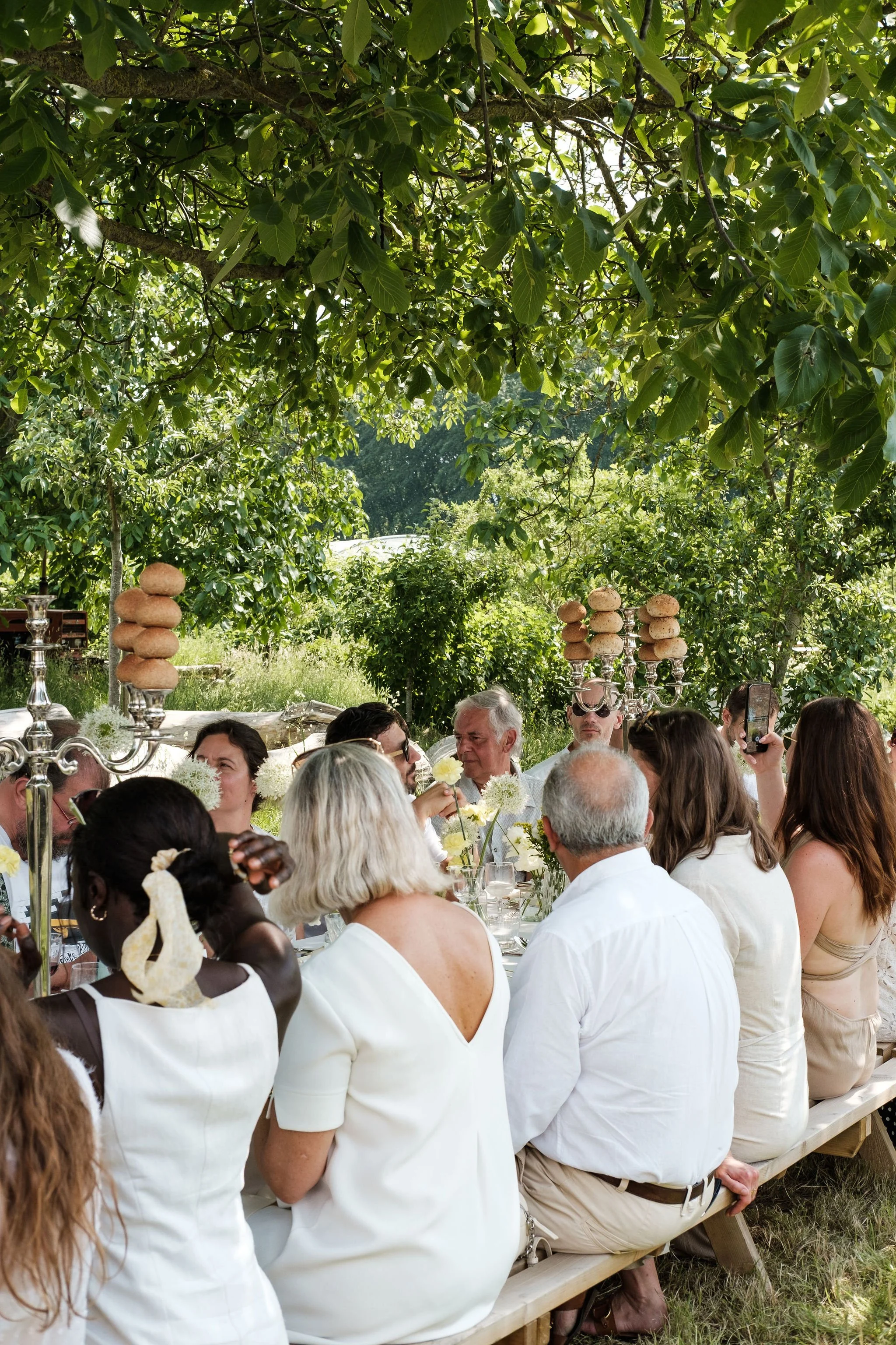 Table dressée en pleine nature à l'ombre des noyers, lancement de marque Courtoisies