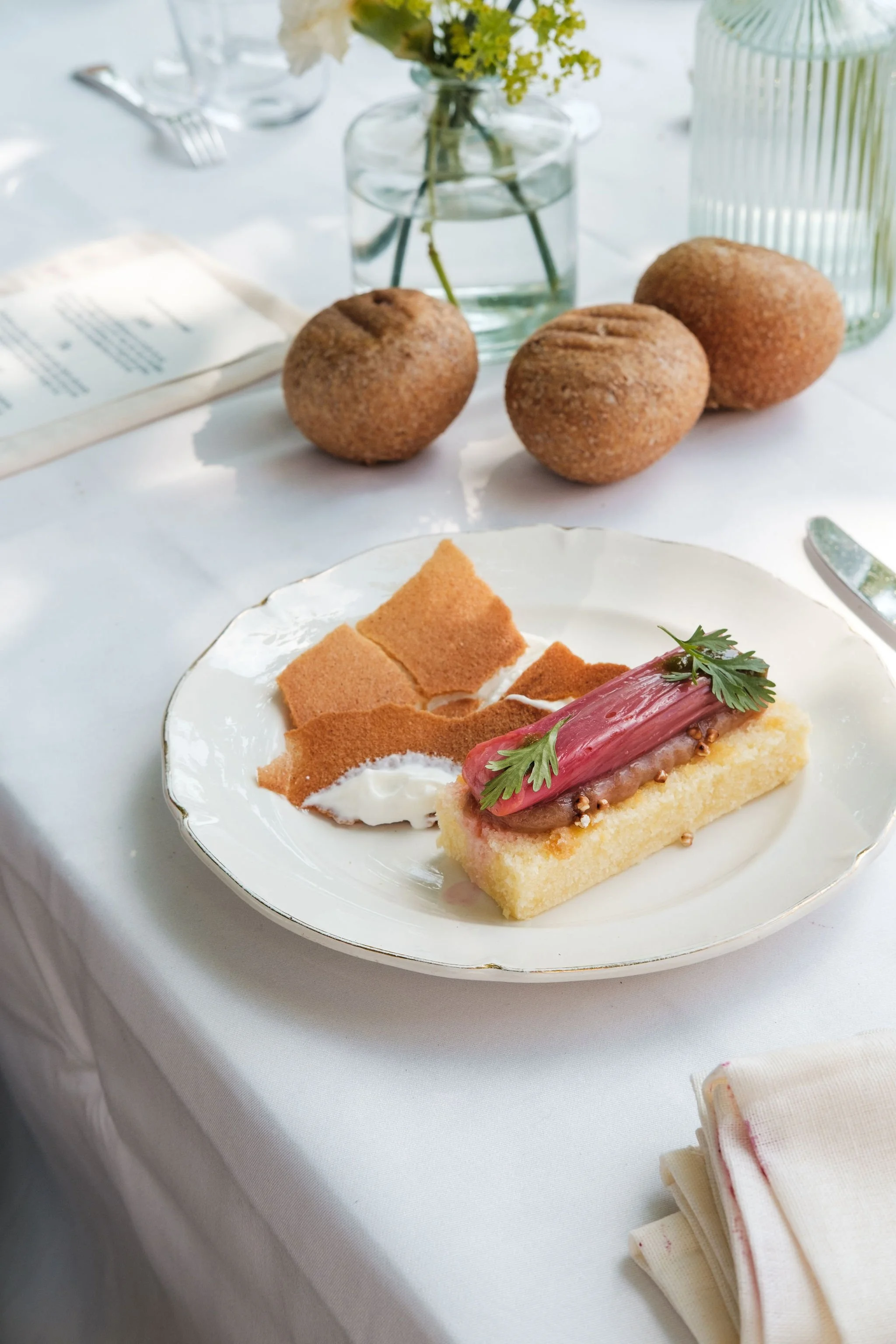 dessert à la rhubarbe sur la table du déjeuner de marque