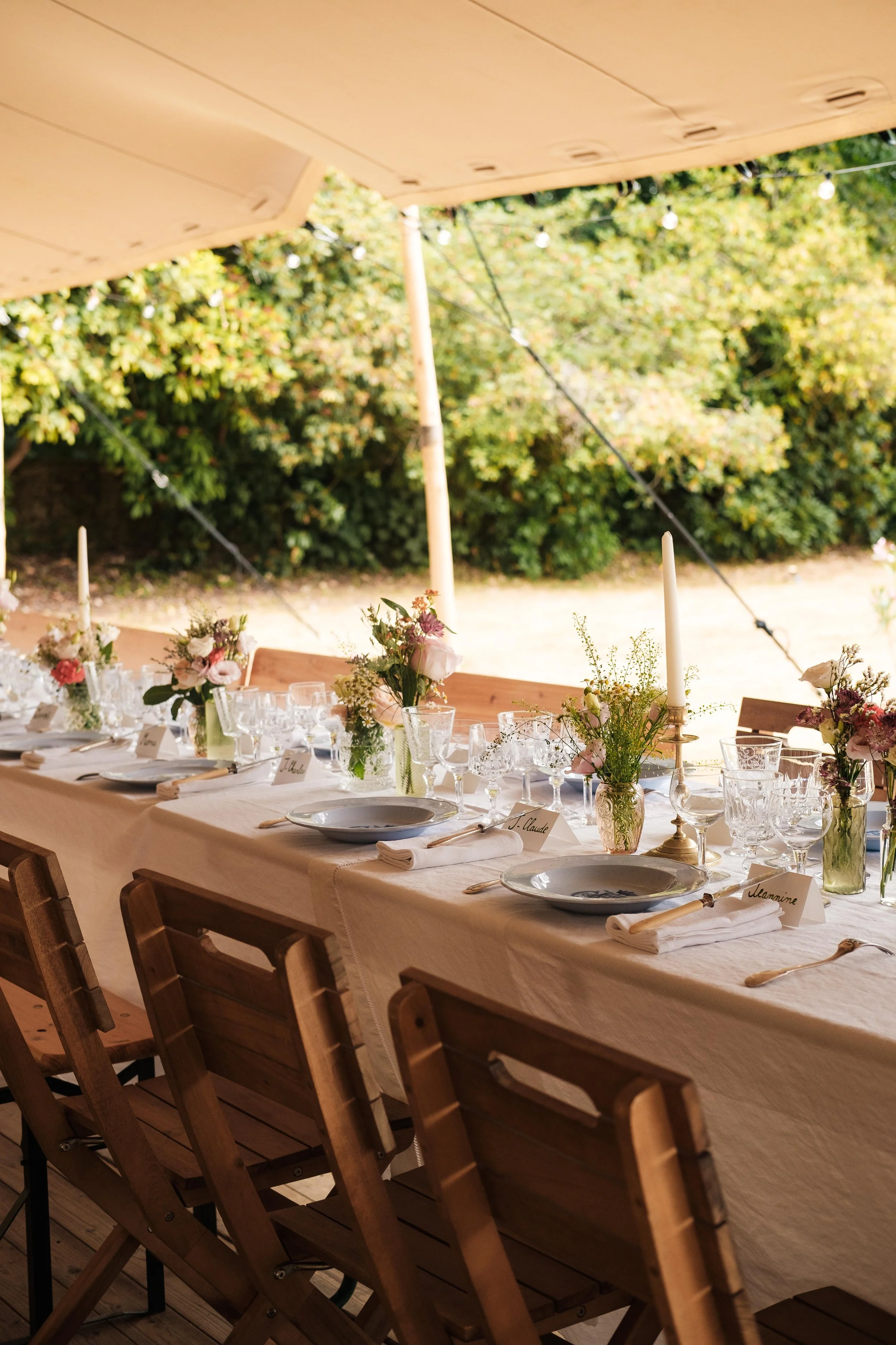 table dressée dans un jardin normand