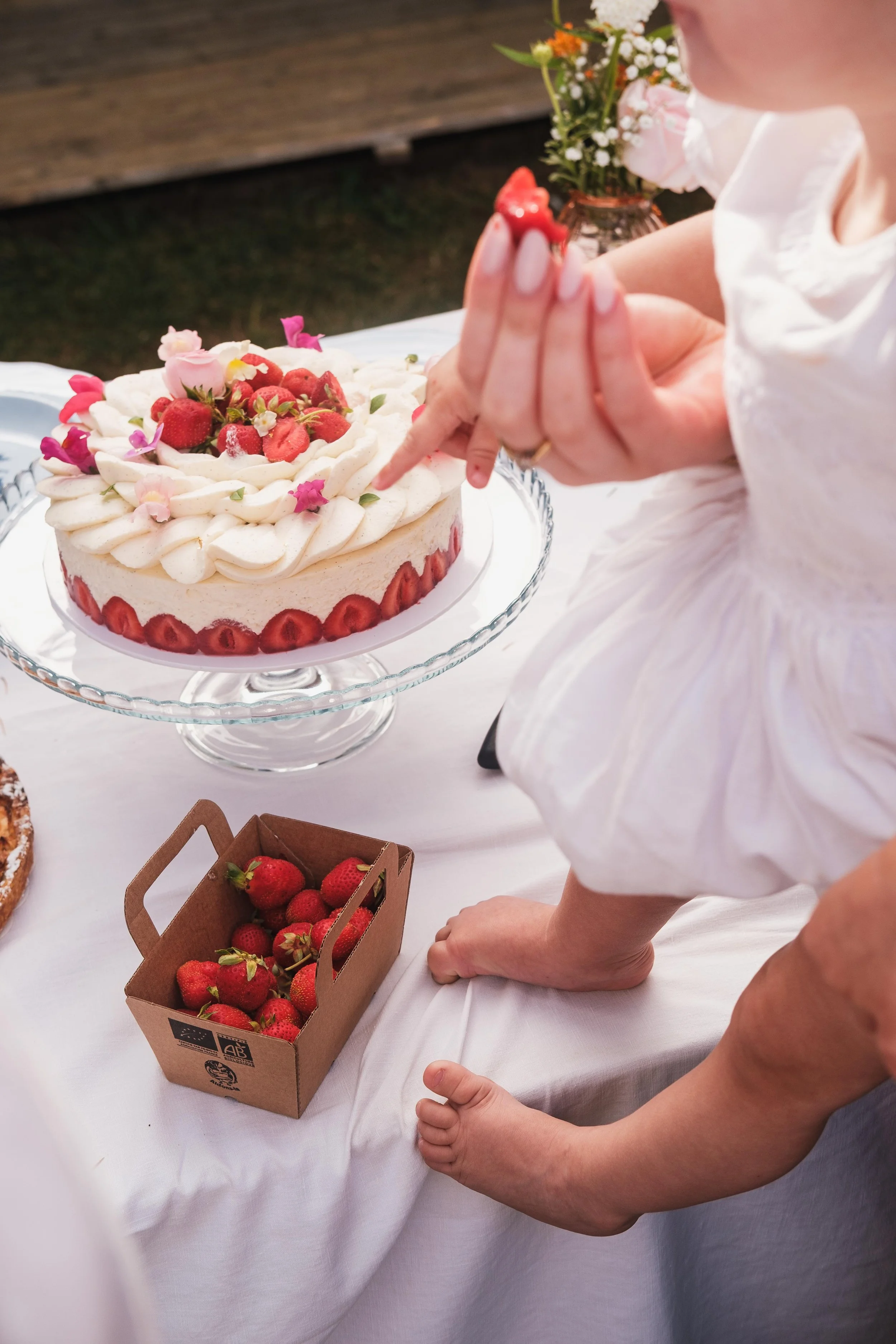 pieds d'enfant sur une nappe blanche lors d'un baptême