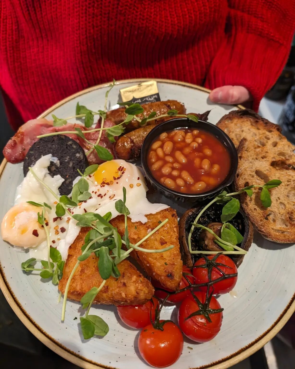 Full English to start off any day, especially a Christmas shopping day. Available every day until mid day 🤤