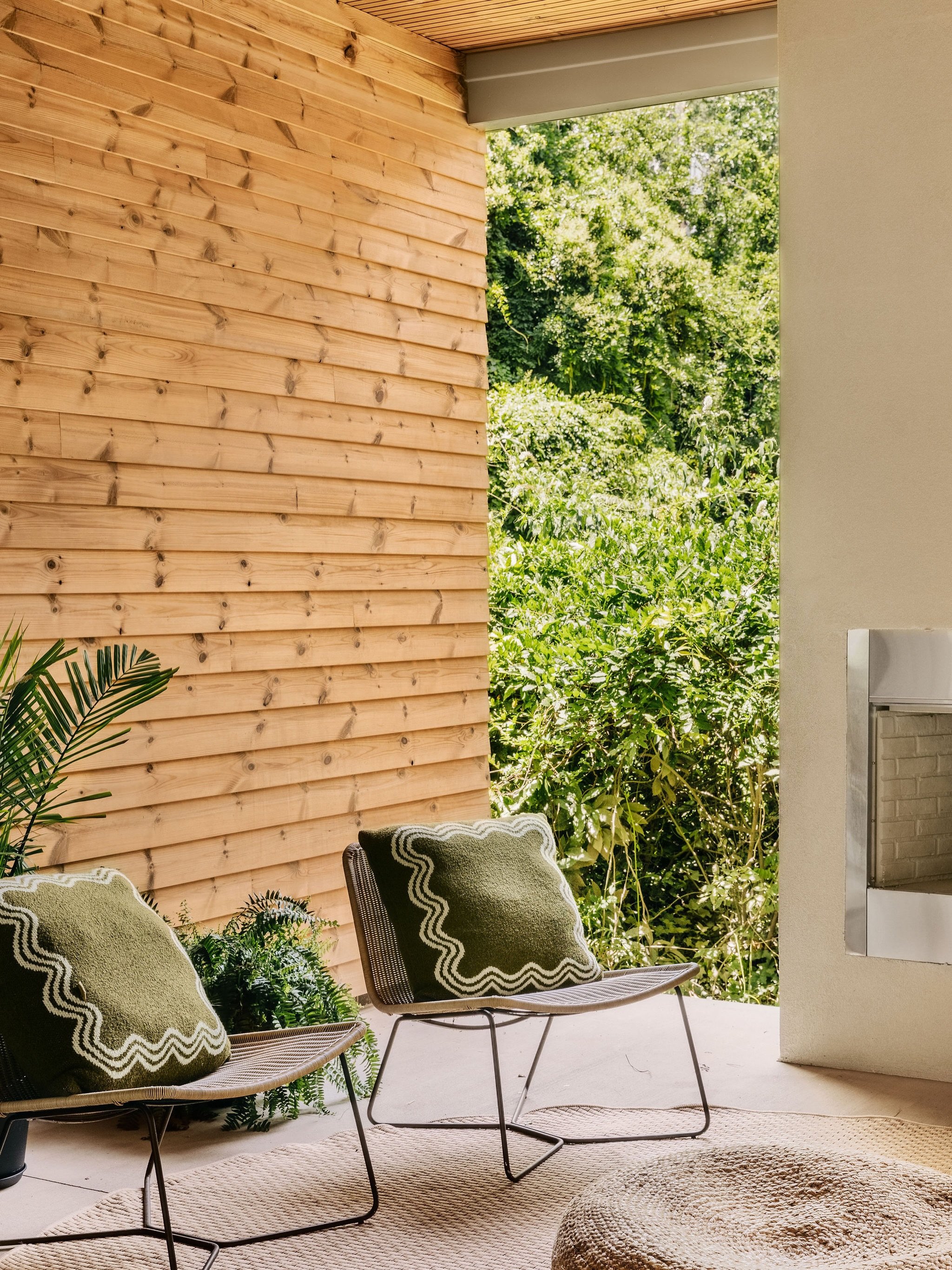 The exterior of this project is mainly cladded in Thermowood, a sustainable product from responsibly managed Nordic forests. 

It brings warmth and softness to the exterior and outdoor living spaces, while keeping a neutral color palette. 

#blom439

