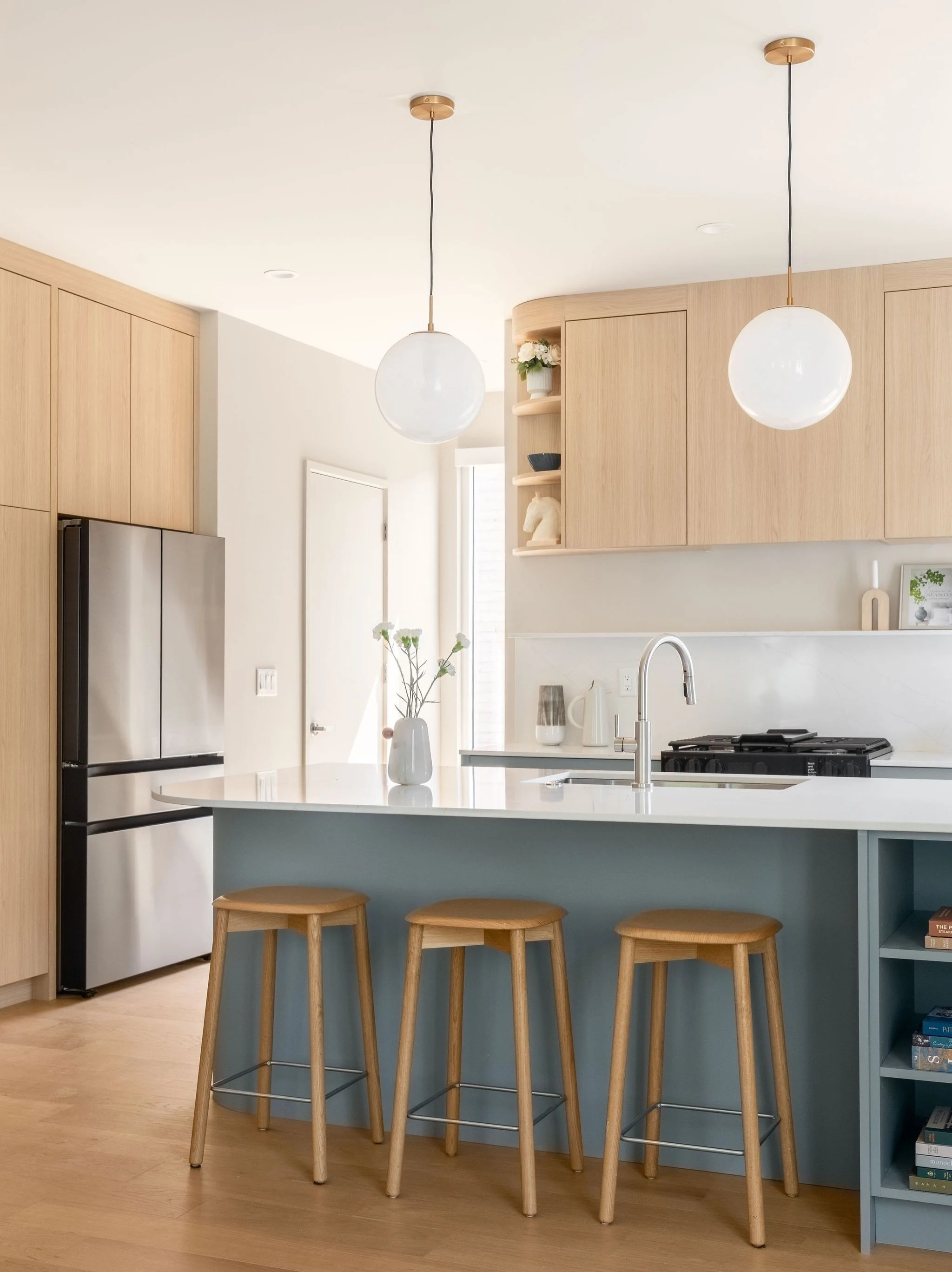 A moment for blue

This home was designed to be calm, timeless and versatile. The color blue carries through the interiors creating harmonious and peaceful spaces that still feel unique and fun.

#leachstreetcommons 

.
Design: @blomdesignstudio 
Bui