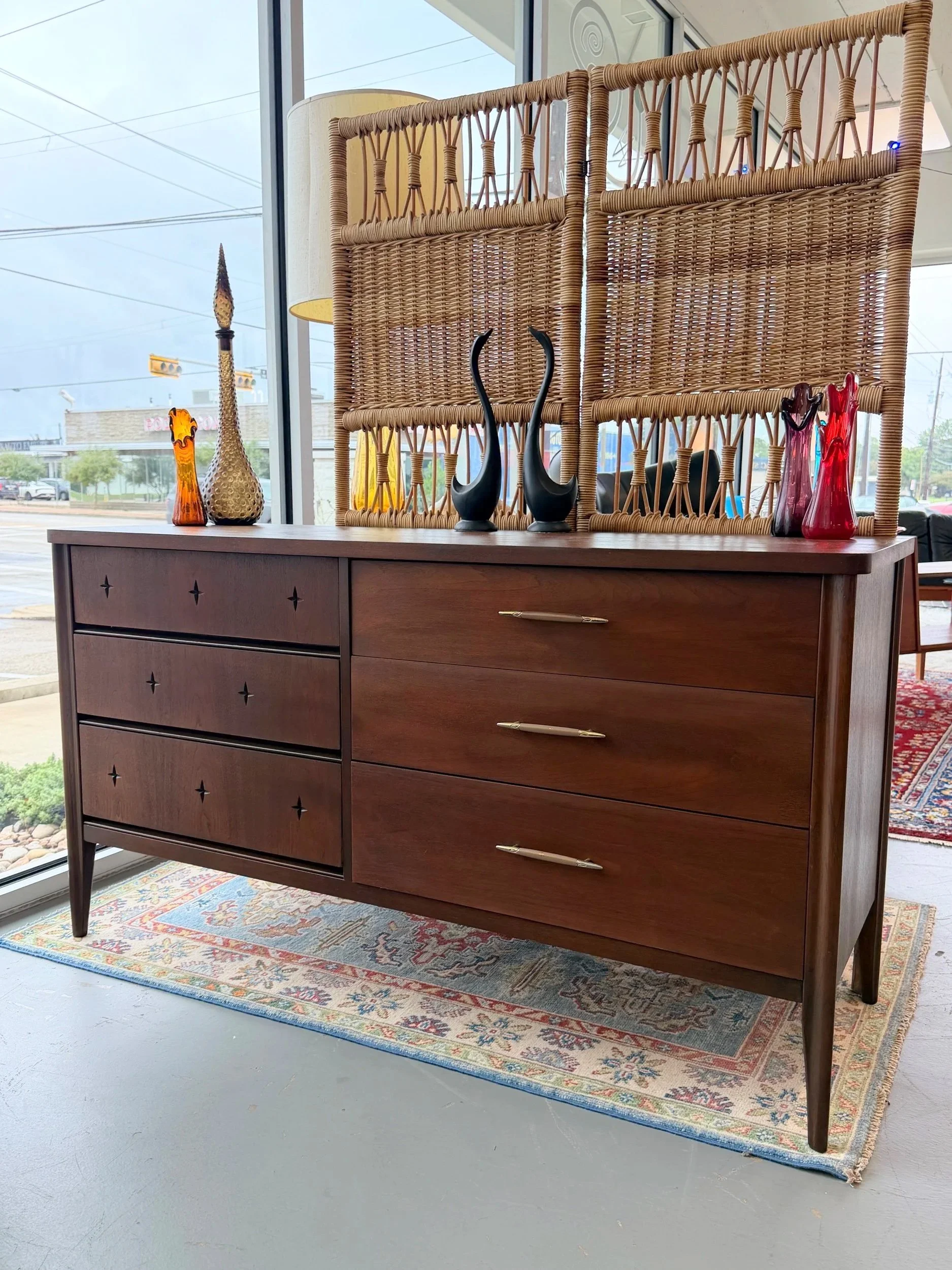 Broyhill 'Saga' dresser