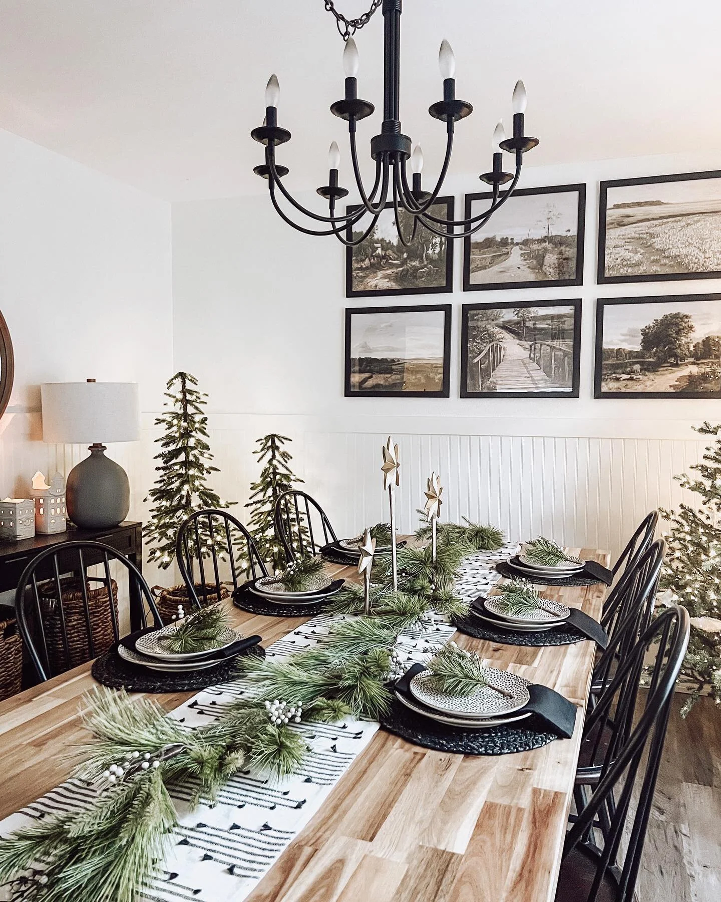 Happy Thursday y&rsquo;all .. it&rsquo;s an early post , not my usual time to post 😍. Sharing my Christmas dining room from last year . For personal reasons I&rsquo;m not sure if I will be able to decorate like this but I&rsquo;ll update you all on 