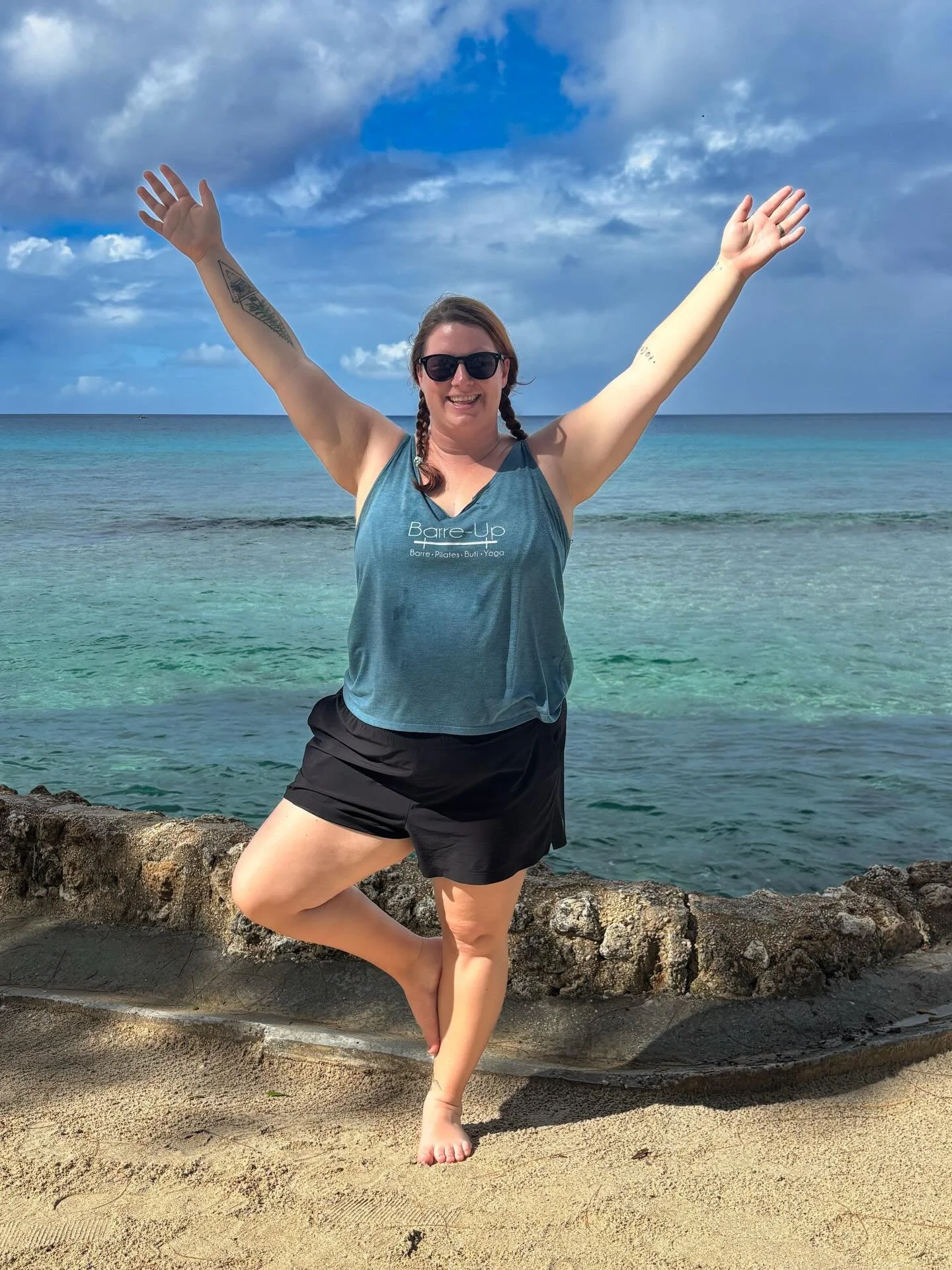 It&rsquo;s beyond cold and they&rsquo;re calling for ❄️☃️❄️ again this weekend, but one of your students is following the sun -  living her best life on vacation and missing + reppin&rsquo; her home studio! 🤍☀️🌊

We love to see  #barreuparoundthewo