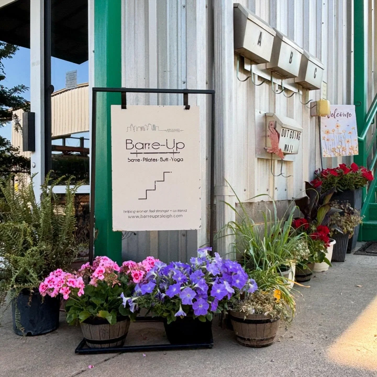 not every workout studio feels like this.

sunlight through the windows☀️
flowers by the front door 🌸🌺
music playing upstairs before class even starts 🎶
the kind of place where people know your name and save you a spot without asking✨

small but m