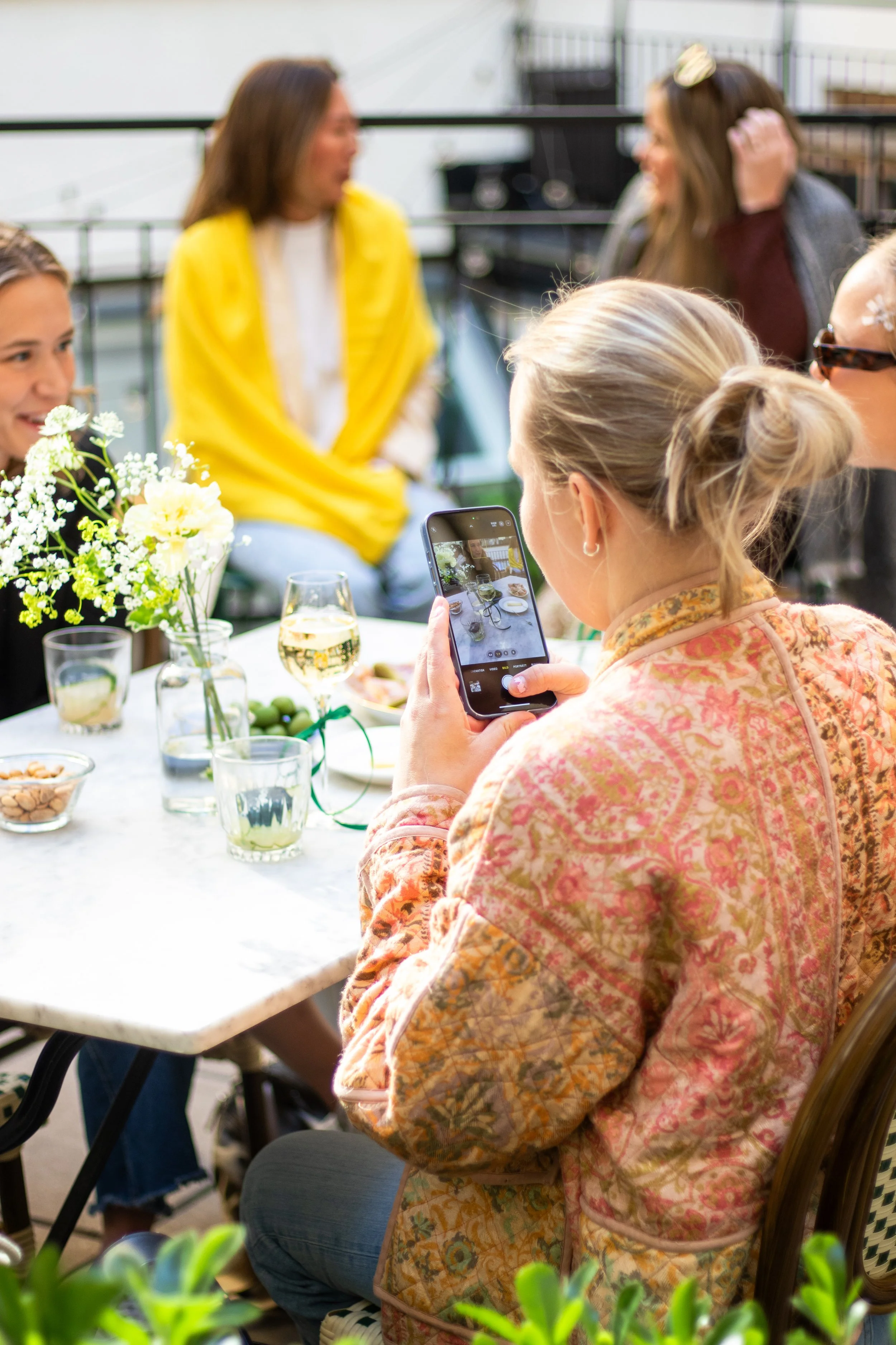 Event photography in Stockholm. Outside venue, sunny after-work event for a tech-company. Swedish influencer hosting with branded drinks and goodie-bags for guests.