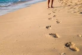Marcher dans le Sable pour la Vitalité et contre les fasciites plantaires.