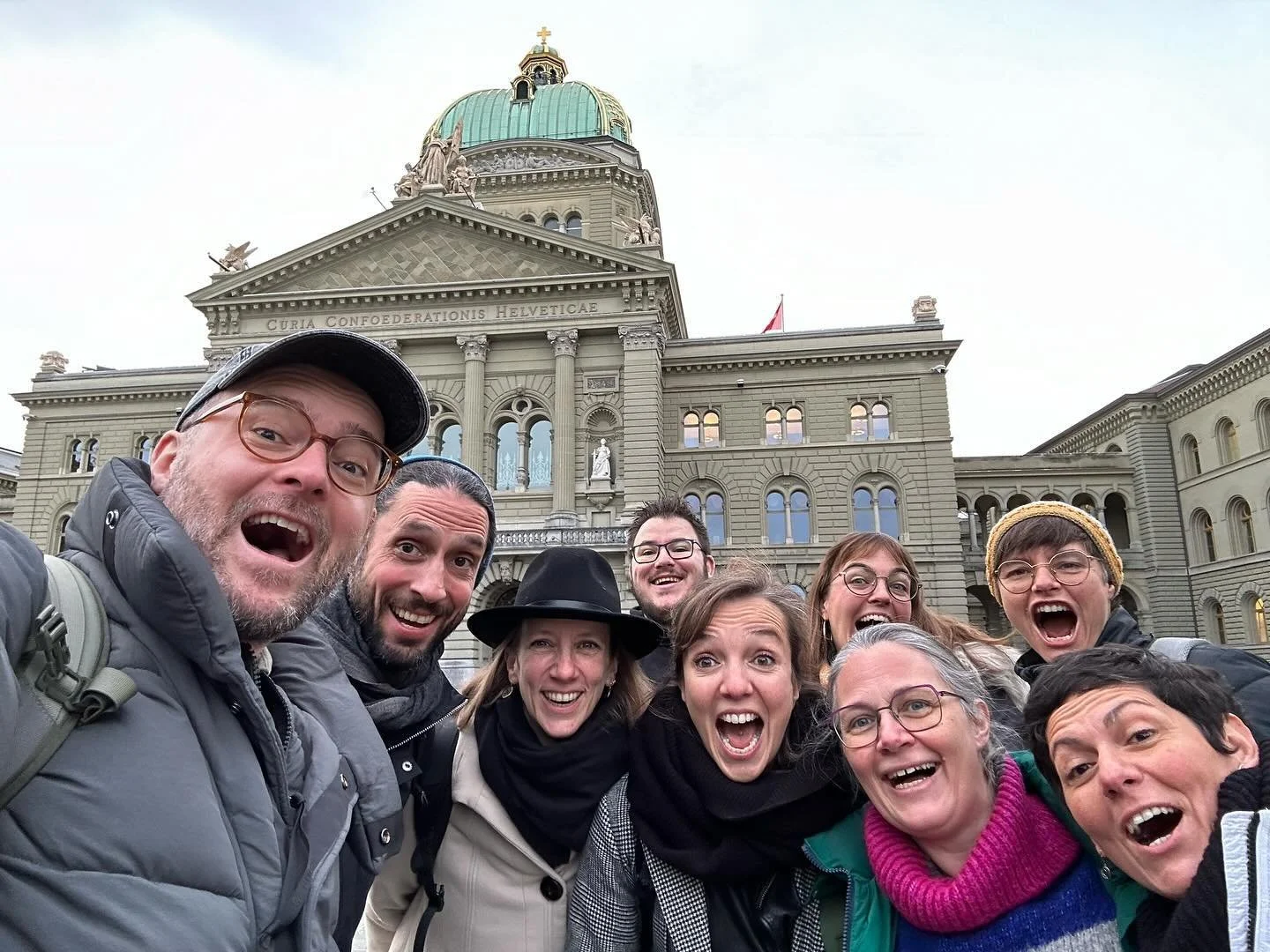 @bertrandtappy jouait au Palais F&eacute;d&eacute;ral, avec la merveilleuse &eacute;quipe des @improvisiblesbulle et Niggi de @anundpfirsich dans la salle du Parlement. En 3 Sprache, prego!