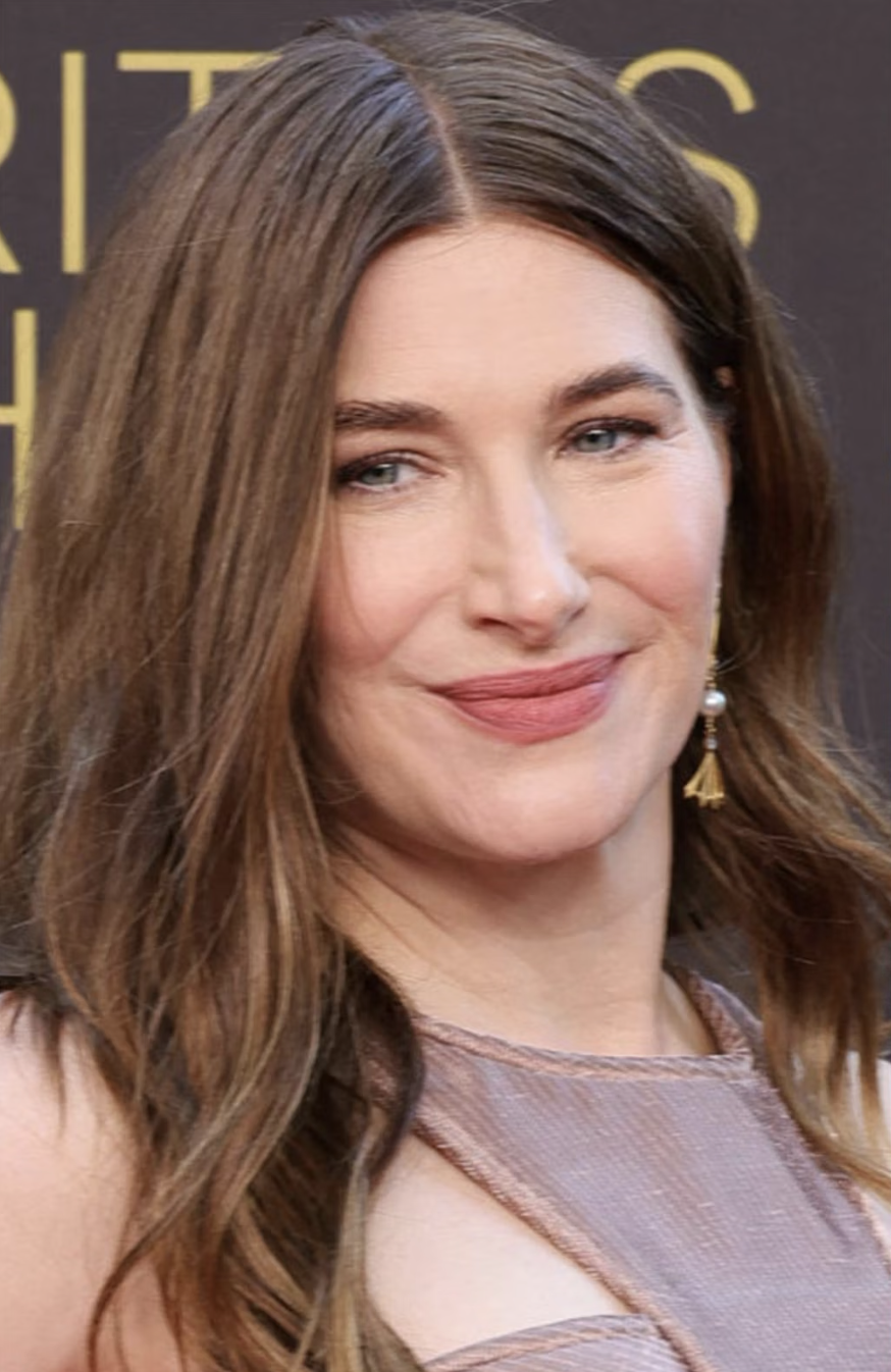 red-carpet-kathryn-hahn-fiona-stiles_1.png