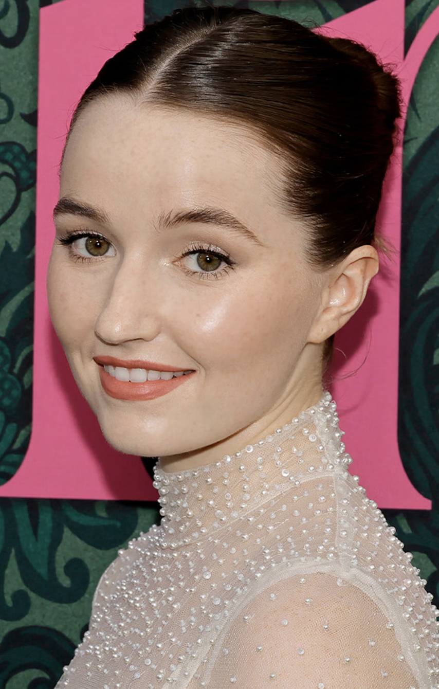 red-carpet-kaitlyn-dever-fiona-stiles.png