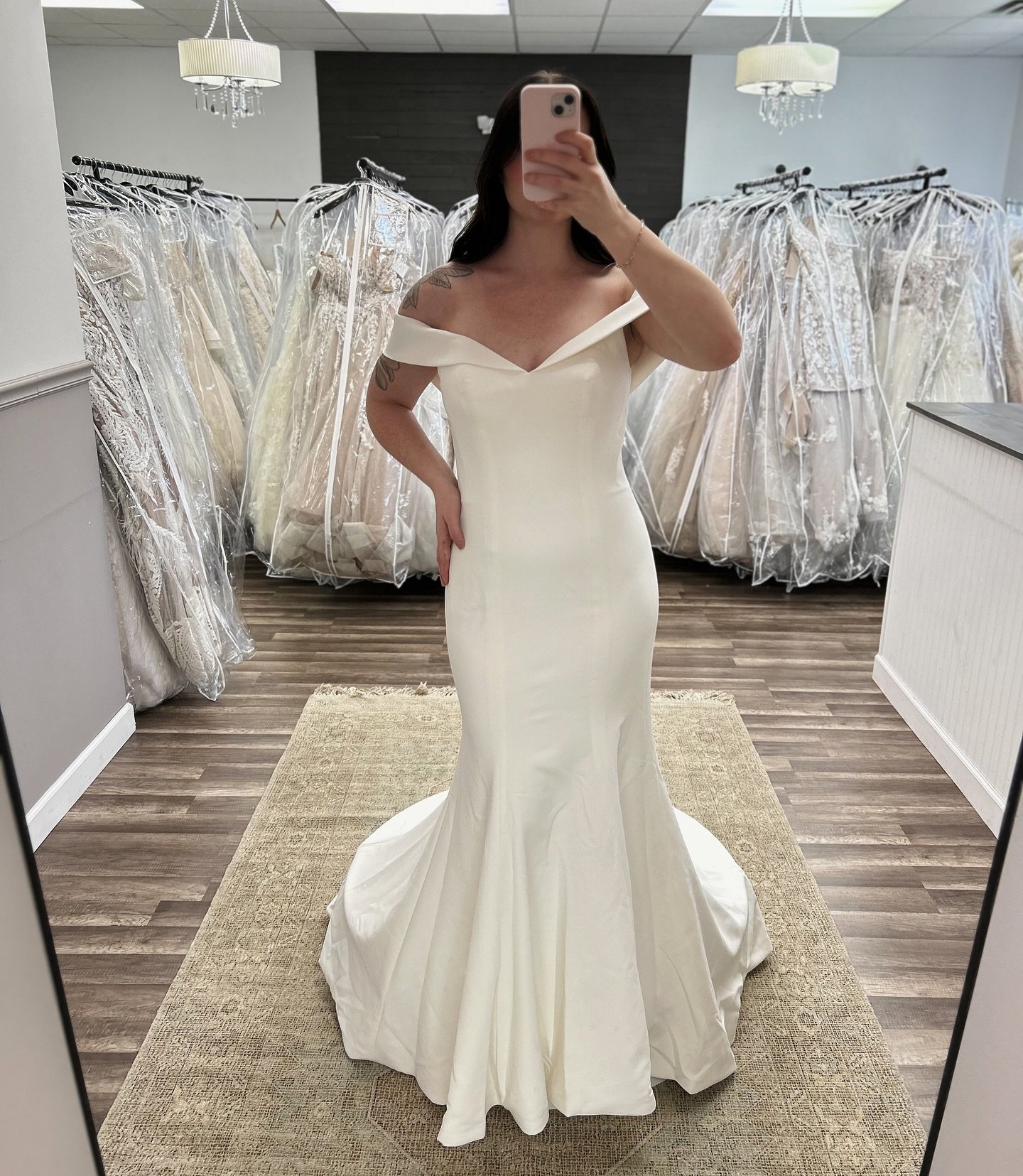 A Truly Timeless #selfiesunday 🤍

Originally: $1,699
Now: $1,199
Size: 10