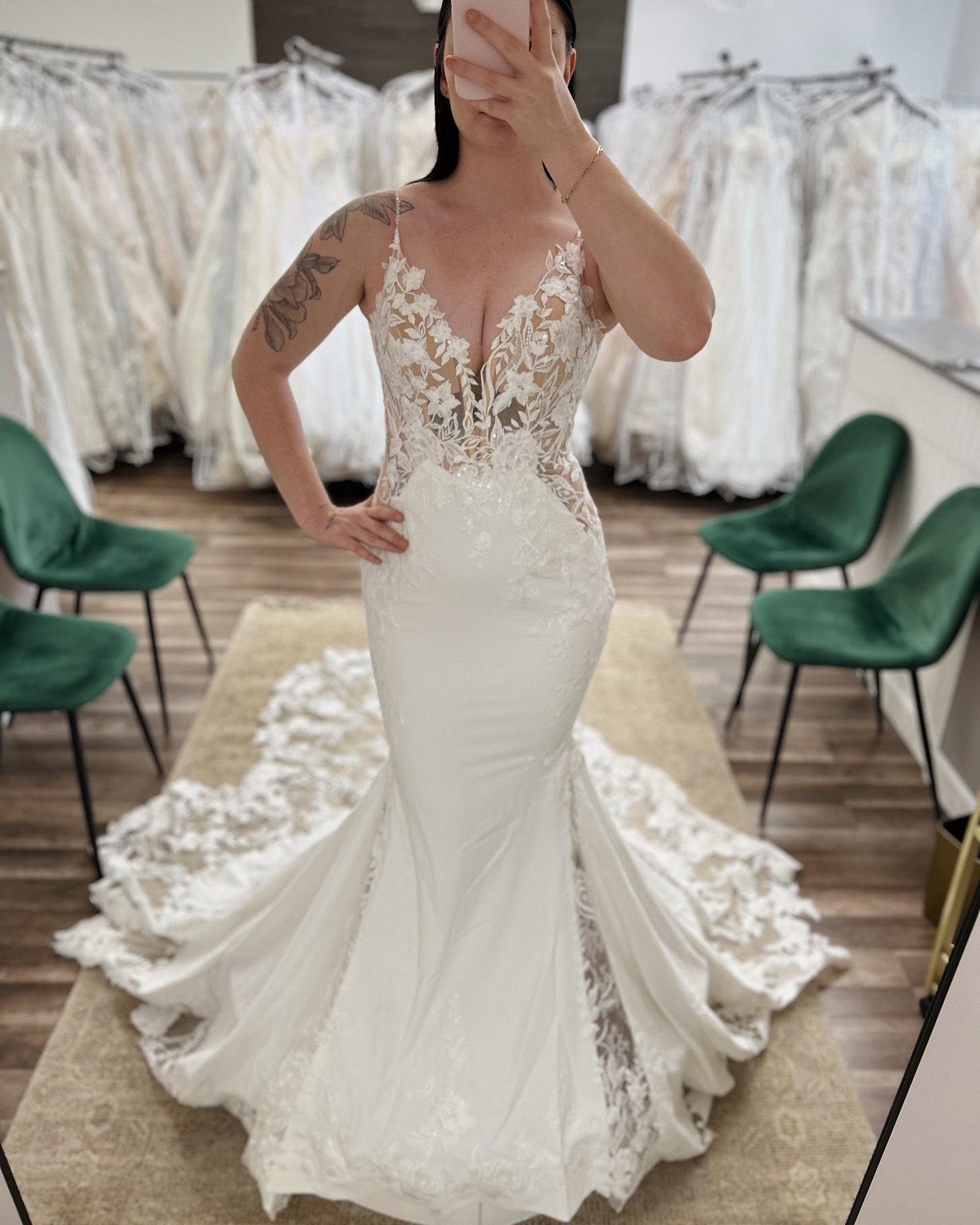 A stunning brand new arrival for #ｓｅｌｆｉｅｓｕｎｄａｙ 🤍

Originally: $2,599
Now: $1,599
Size 10