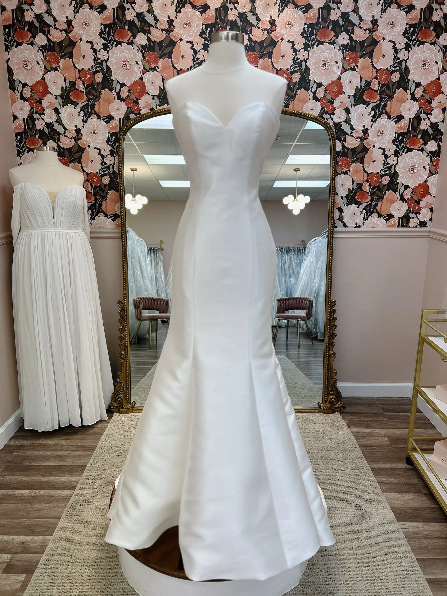We&rsquo;re keeping things classic with this weeks #wgw 🕊️✨

Originally: $1,099
The One: $899
Size: 8
