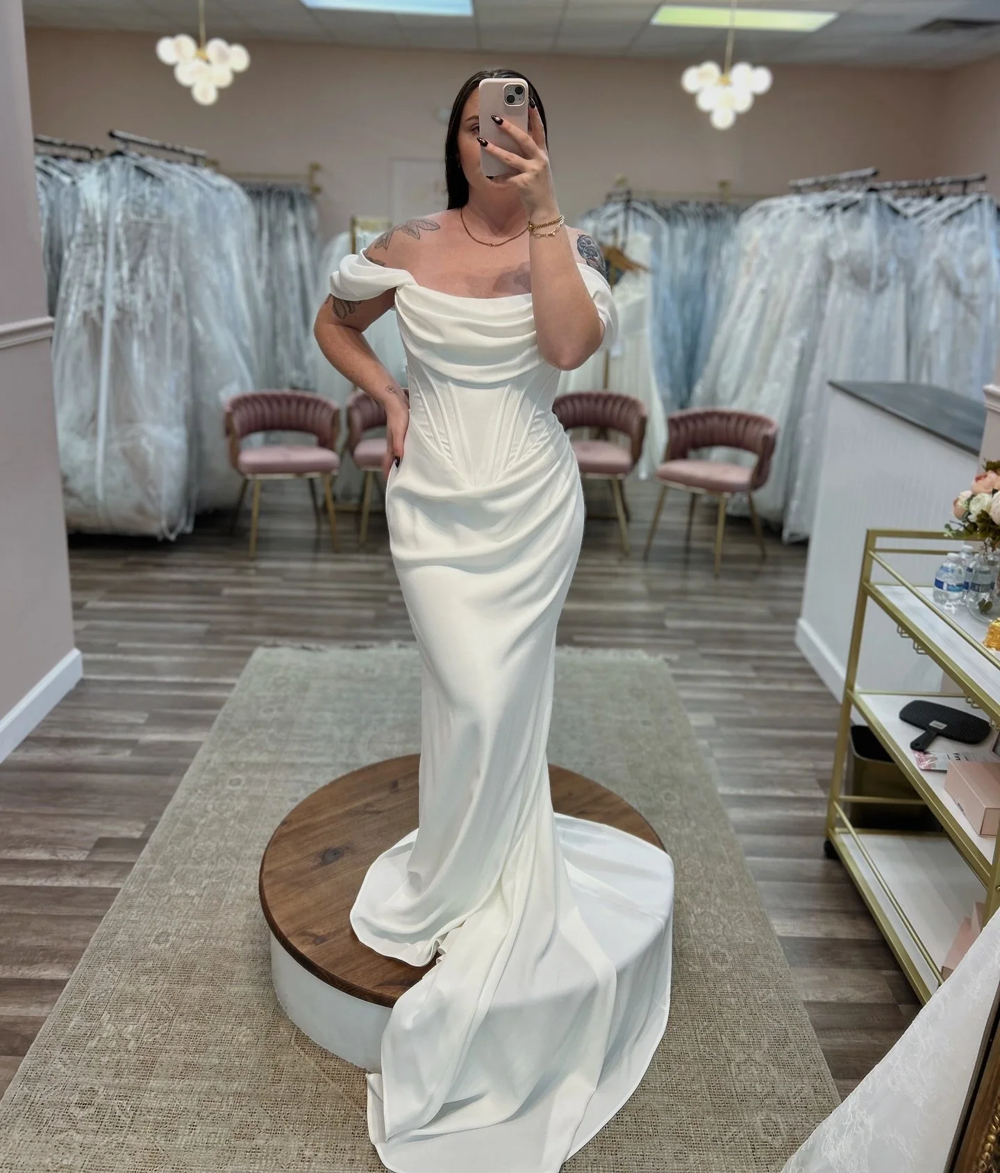 An absolute new stunner just arrived in time for our weekly #tot 🕊️☁️✨

Originally: $1,999
The One: $1,099
Size: 8

Bridal Store&bull; Fitted Dress&bull; Simple Dress&bull; Wedding Dress&bull;