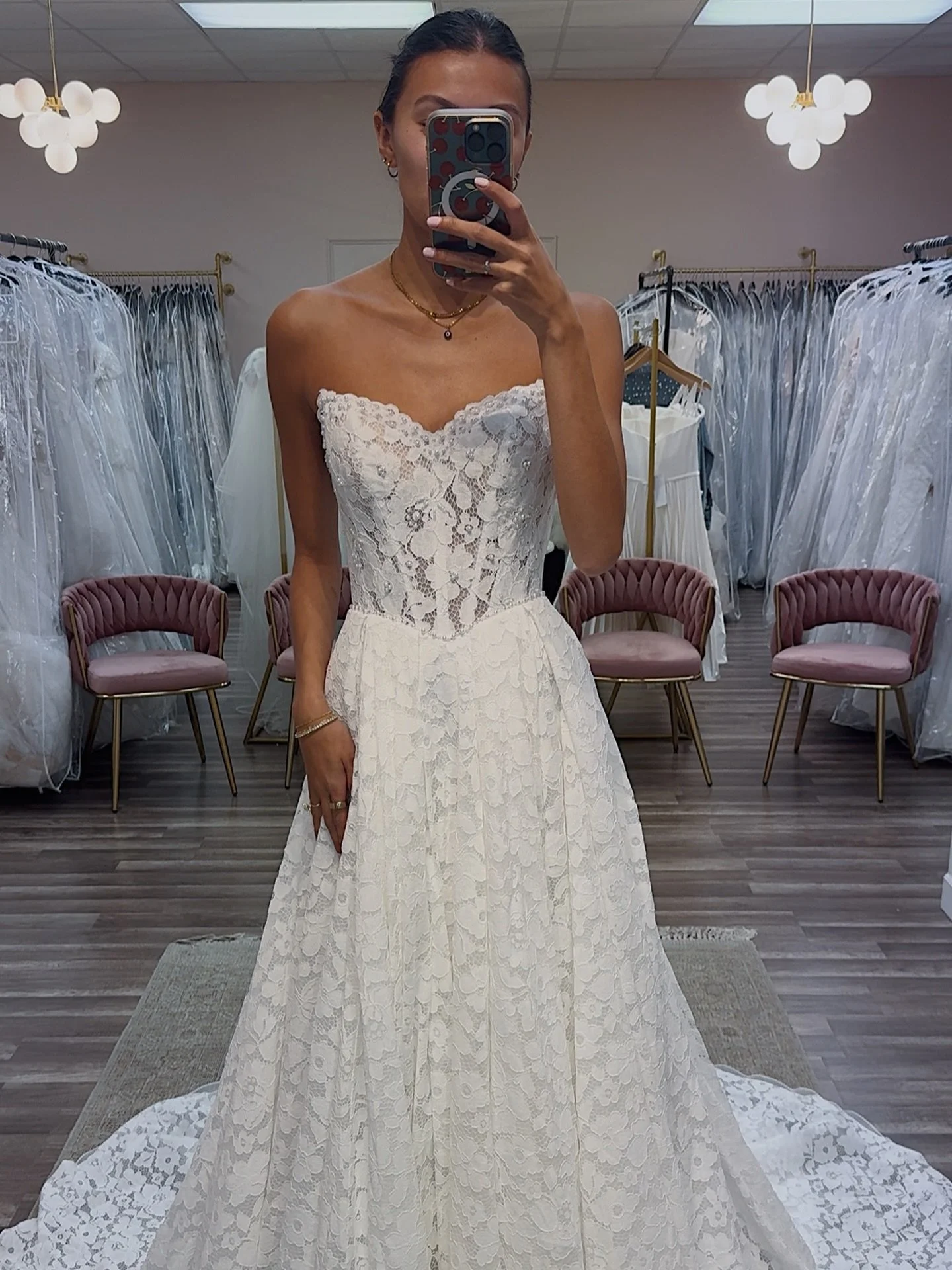 This lace and pearl combo is so stunning😍 #tot 

Originally: $2,399
The One: $1,399
Size: 4

Bridal store&bull; Wedding dress&bull; Lace Dress&bull; Basque Waist