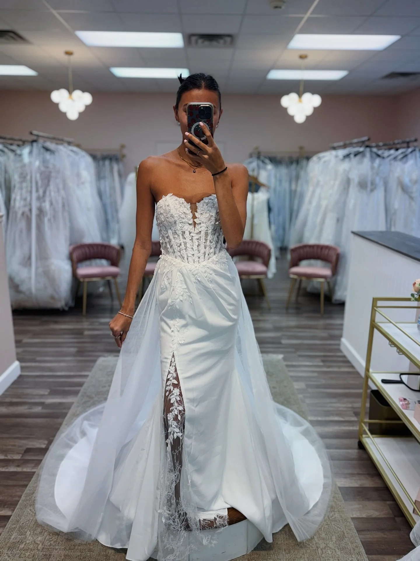 With or without the overskirt, this #ｓｅｌｆｉｅｓｕｎｄａｙ is a stunner✨🤍

Originally: $2,599
The One: $1,599
Size: 2