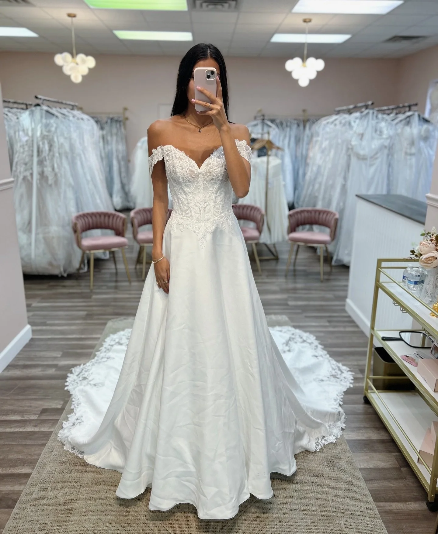 A perfect mixture of classic and elegance✨🤍

Originally: $2,599
The One: $1,599
Size: 8