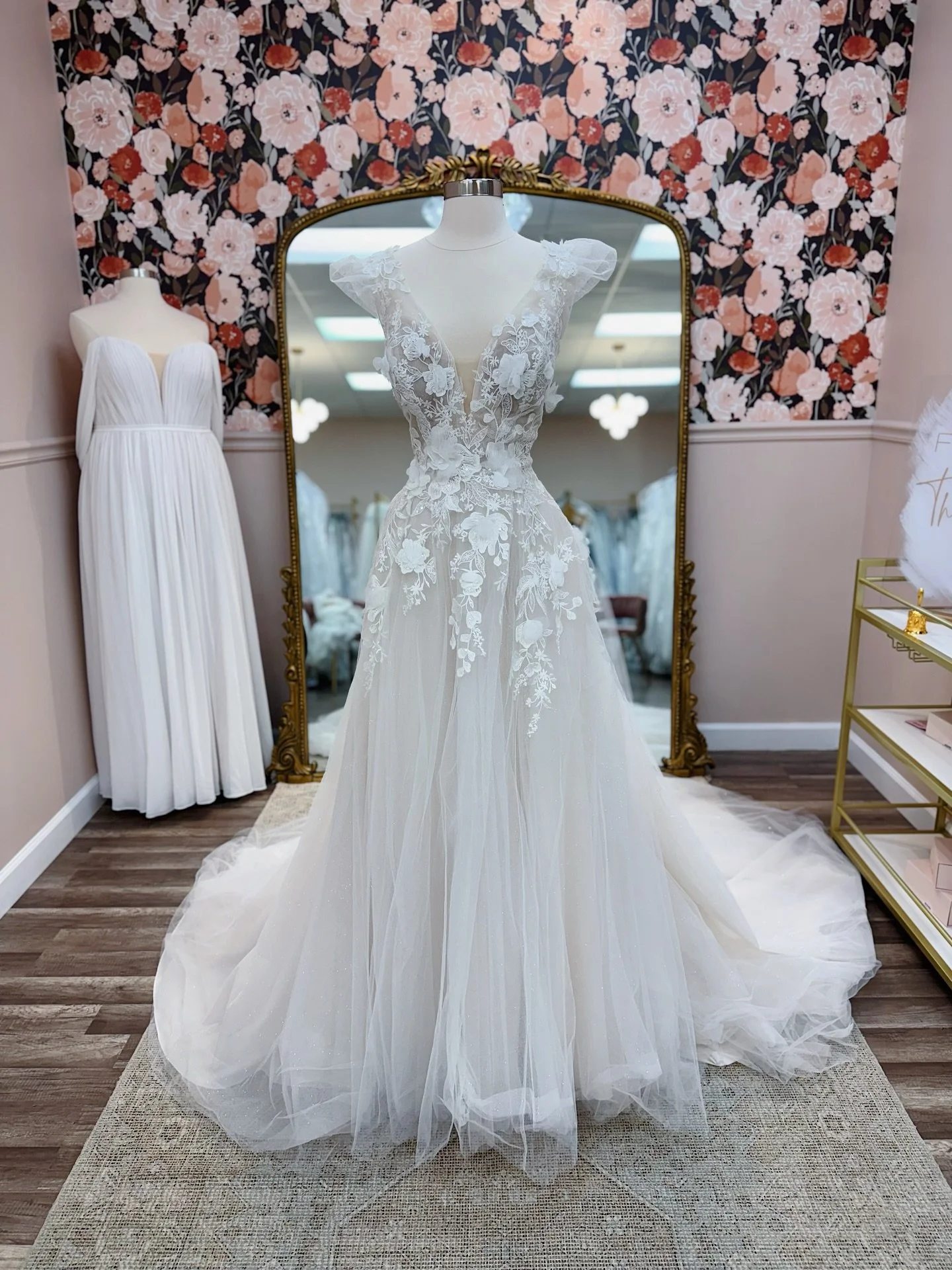 Snow White who? This weeks #wgw gives all the fantasy with the perfect touch of romance🤍✨

Originally: $1,499
The One: $1,099
Size:12