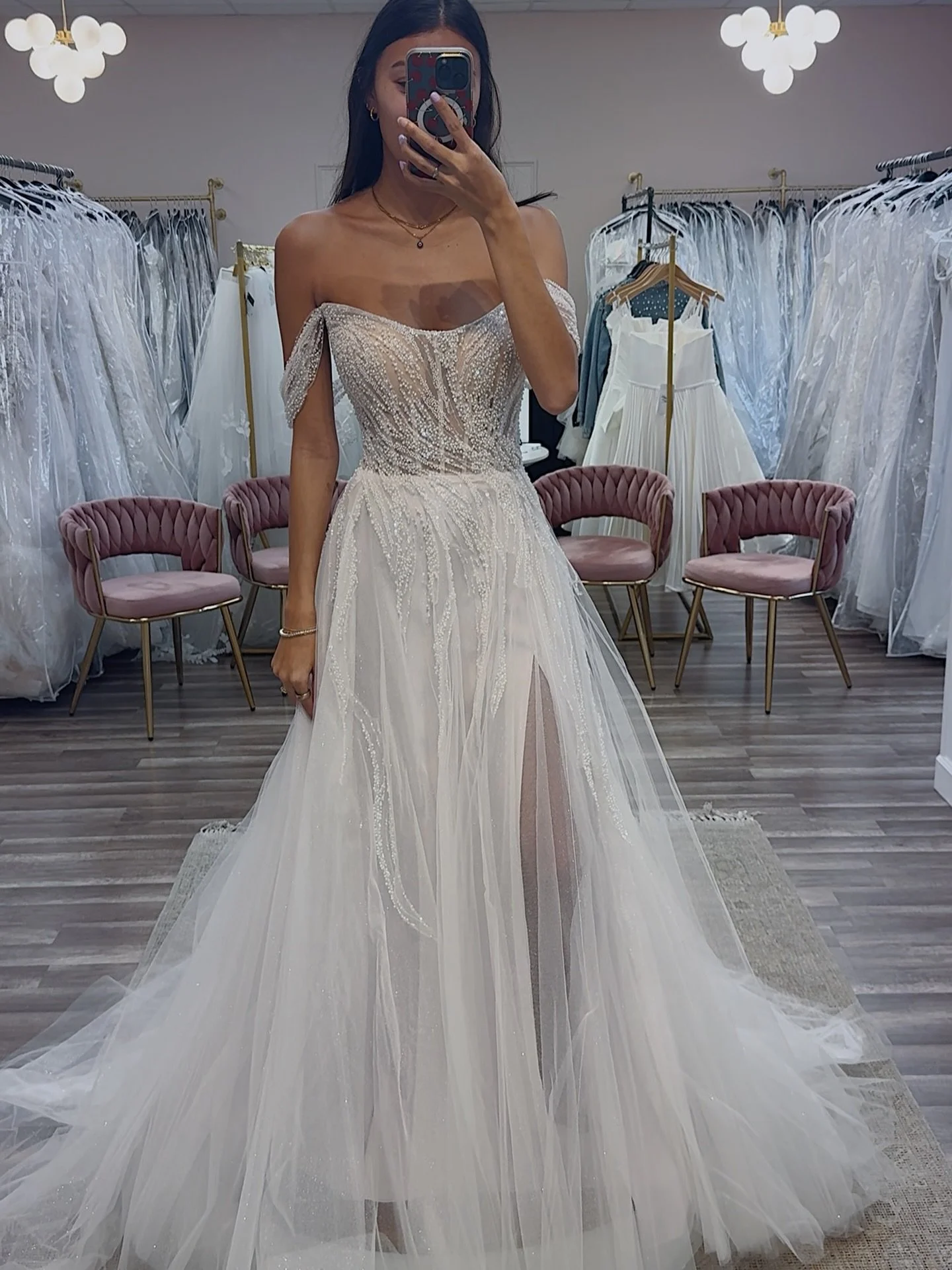 Perfect for all our girlies who don&rsquo;t want lace but still want that wow🤍✨

Originally: $3,450
The One: $2,099
Size: 14
