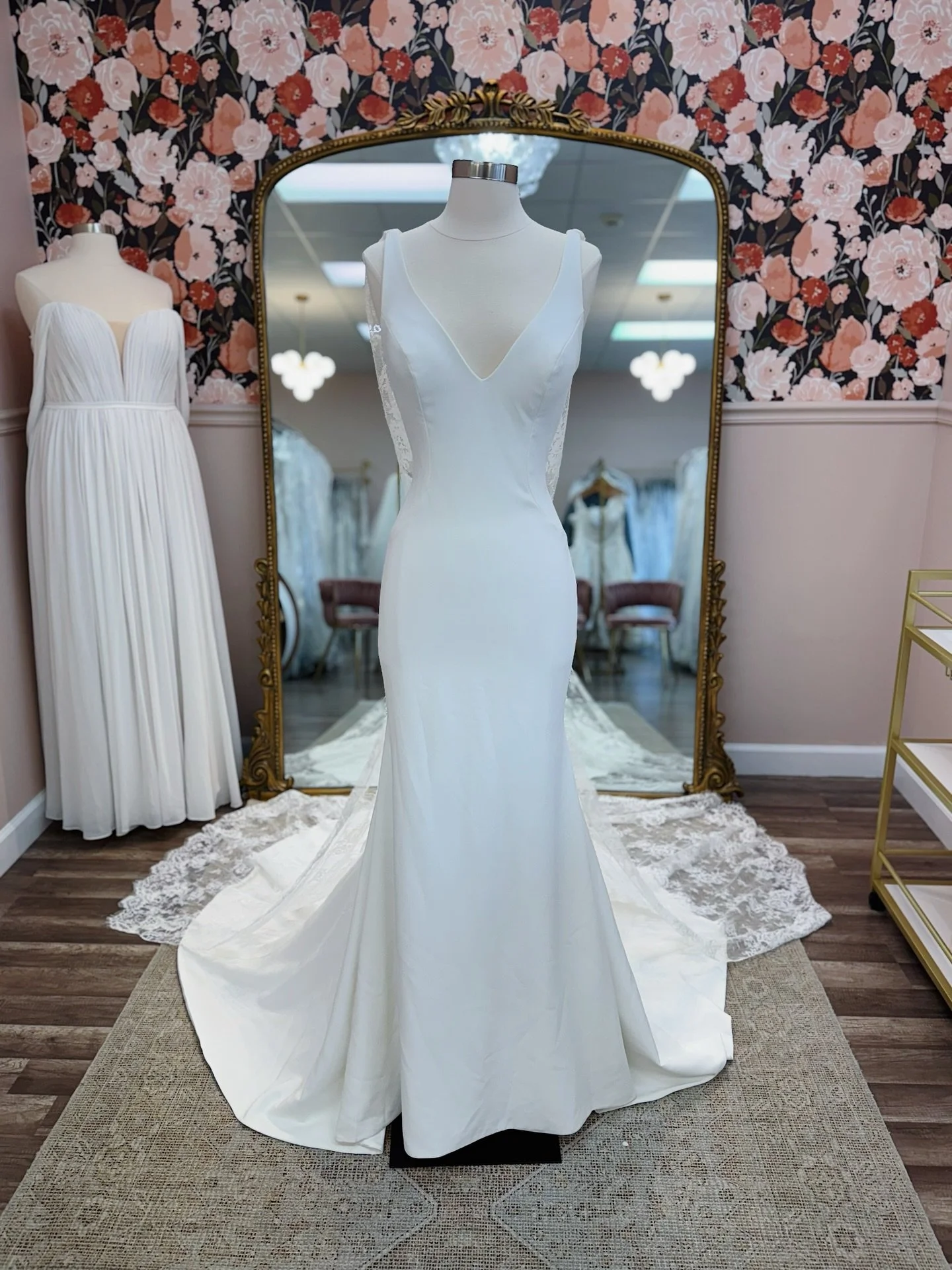 Everyone say hello Tennison🤍
If you&rsquo;re looking for a low back she is your girl, and who doesn&rsquo;t love an extra dramatic train✨

Originally: $2,199
The One: $1,399
Size: 10