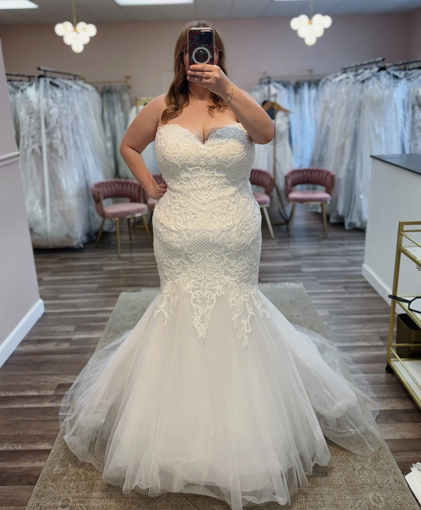 A little bit of flare and a little bit of lace🤍✨

Originally: $1079
The One: $799
Size: 26