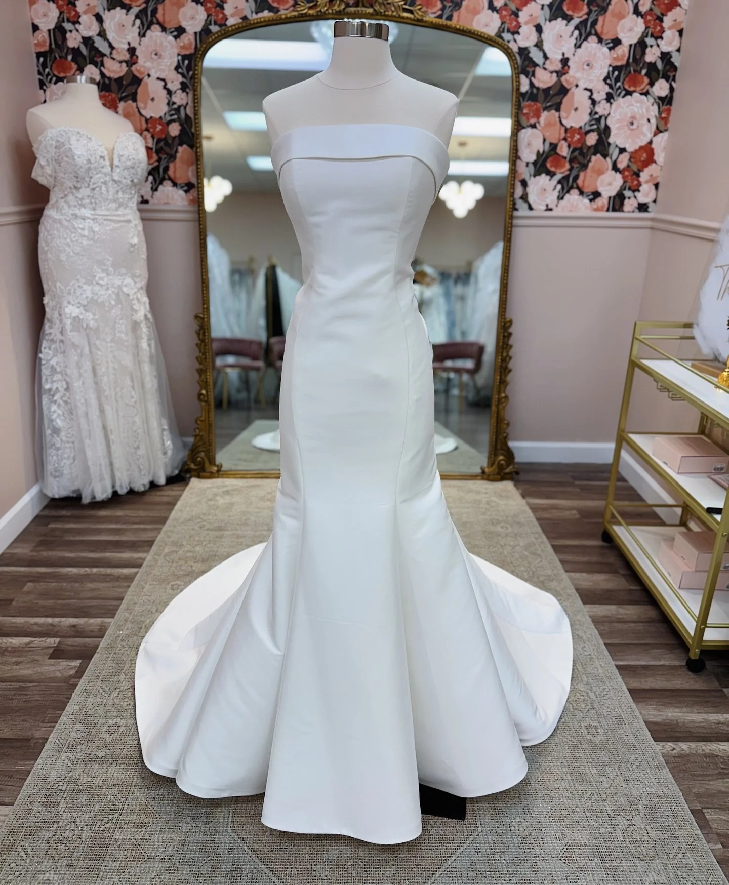 She&rsquo;s giving Marilyn Monroe🤍✨

Originally: $1,499
The One: $1,099
Size: 14