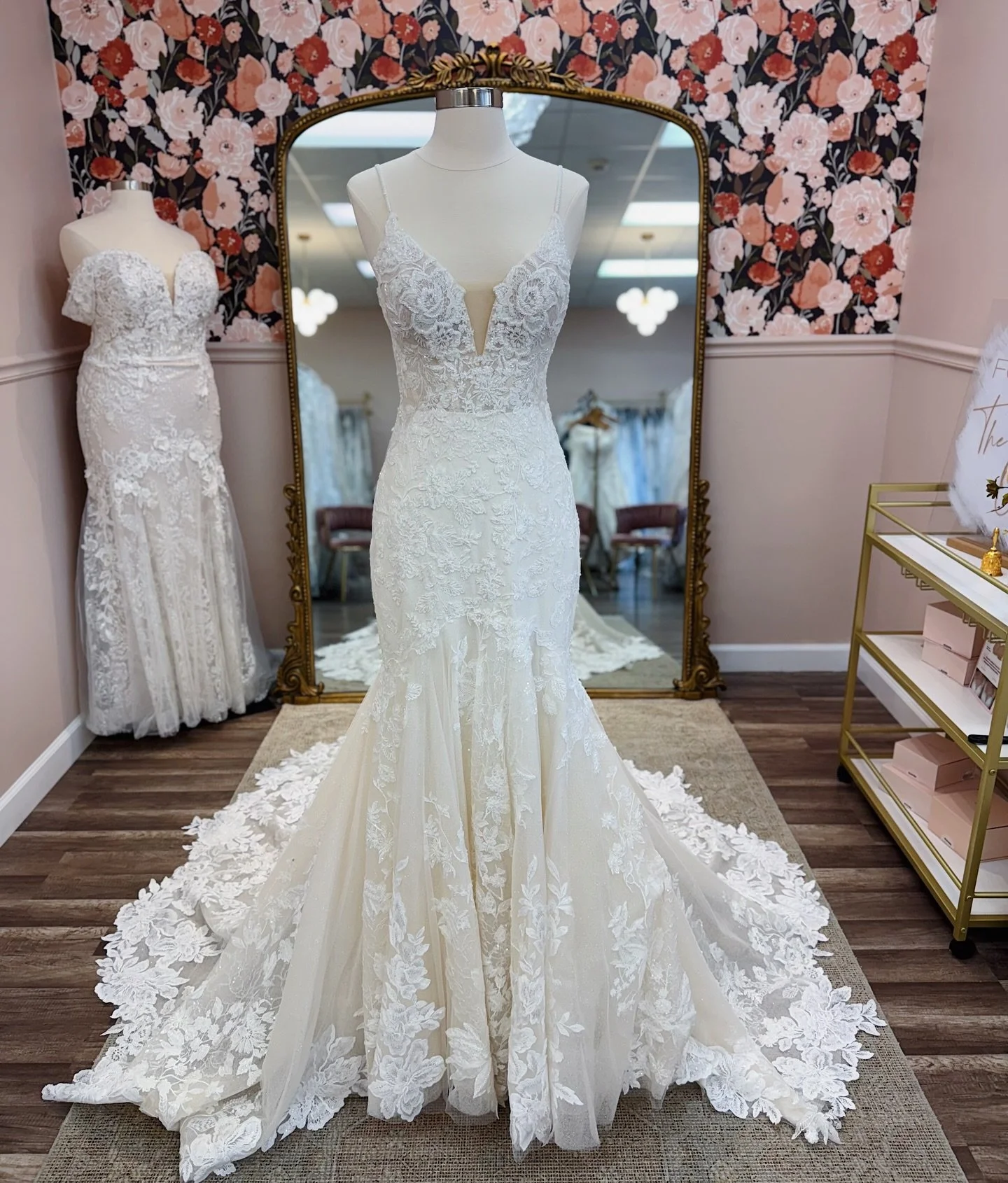 Glitz and Glam all in one✨🤍

Originally: $3,400
The One: $1,999
Size: 8