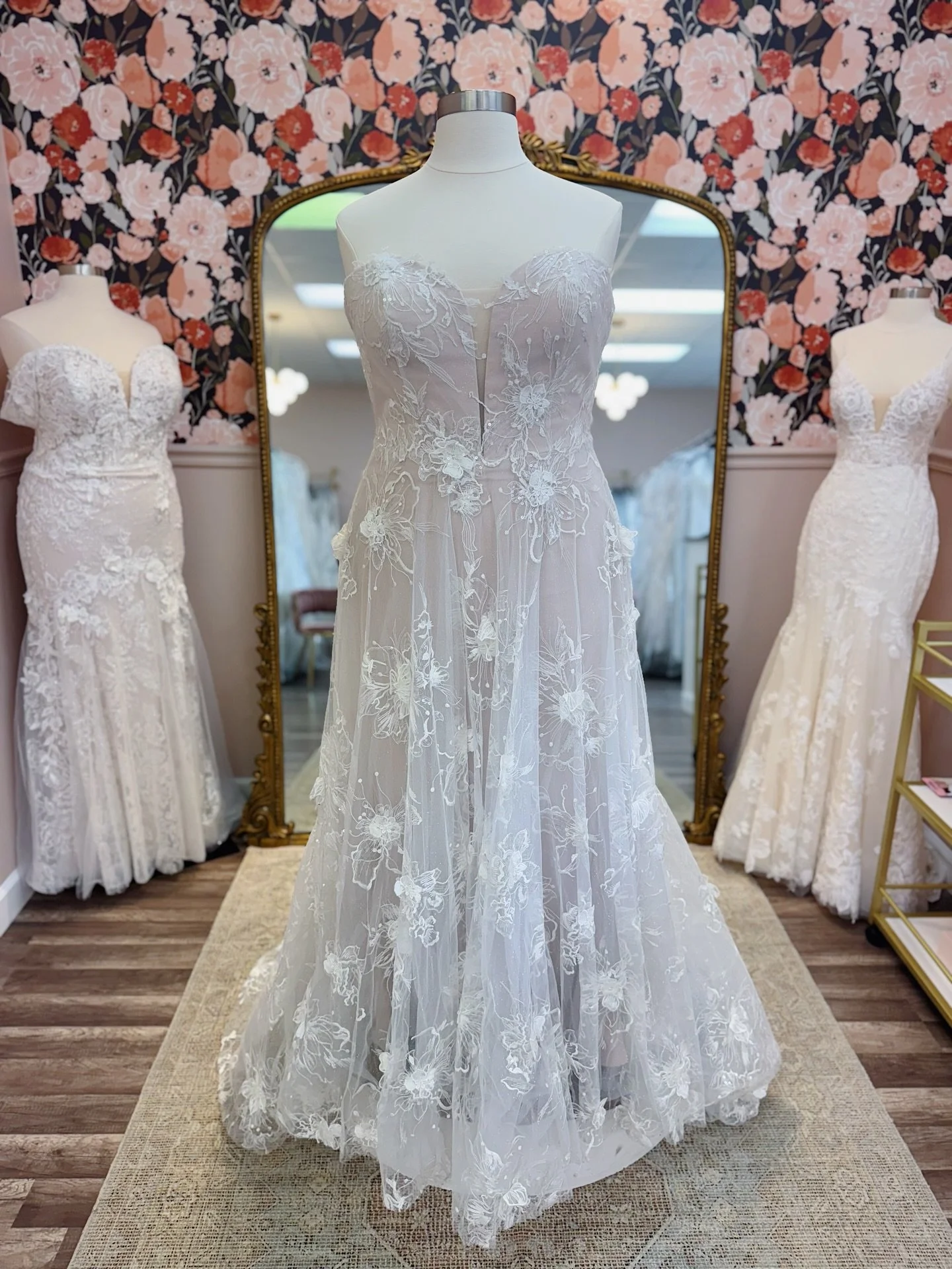 This island gal is the most beautiful #wgw 🌺🌸

Originally: $2,599
The One: $1,799
Size: 18