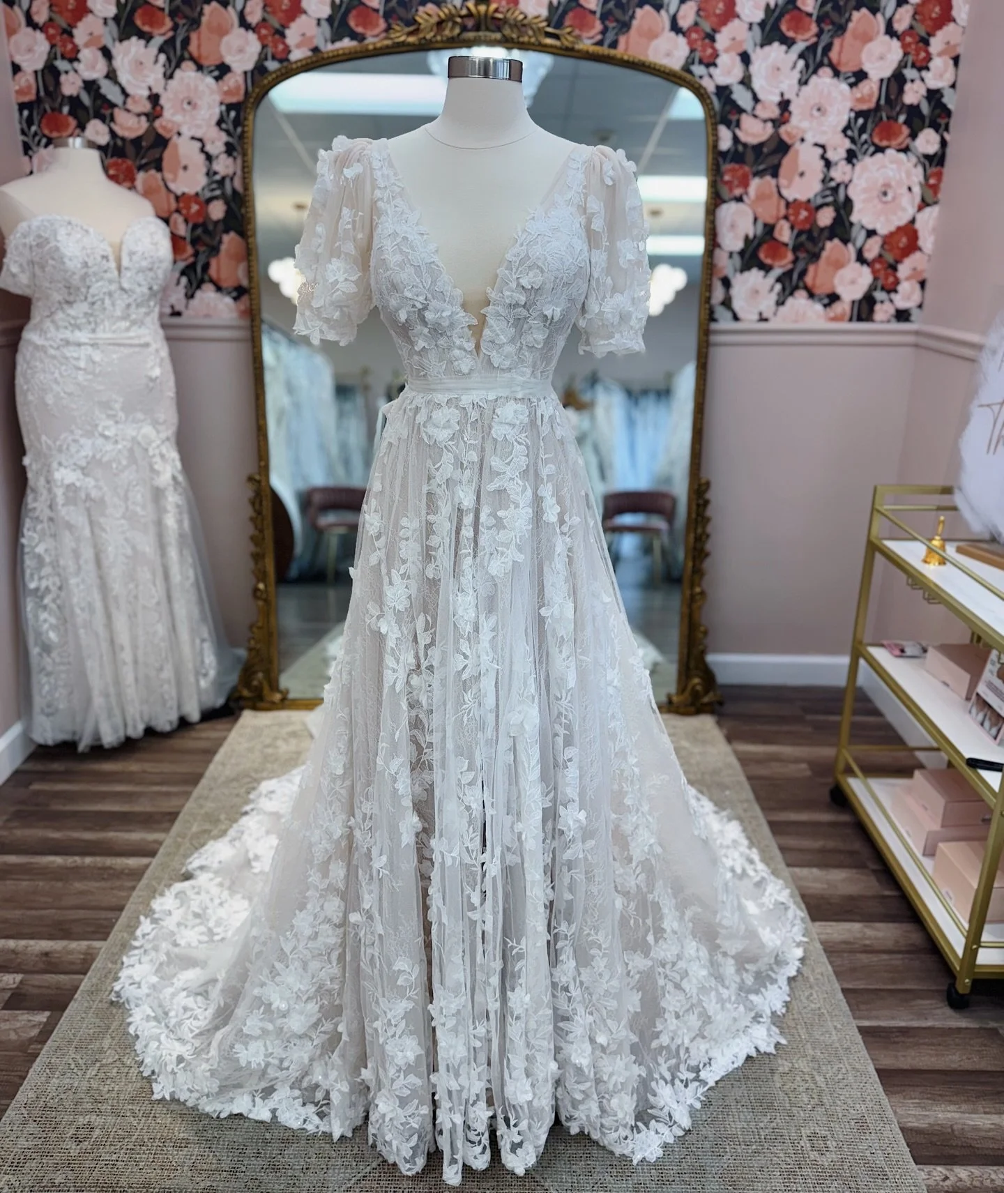 Snow White who? Puff sleeves have never looked better🤍✨

Originally: $3,999
The One: $2,799
Size: 10