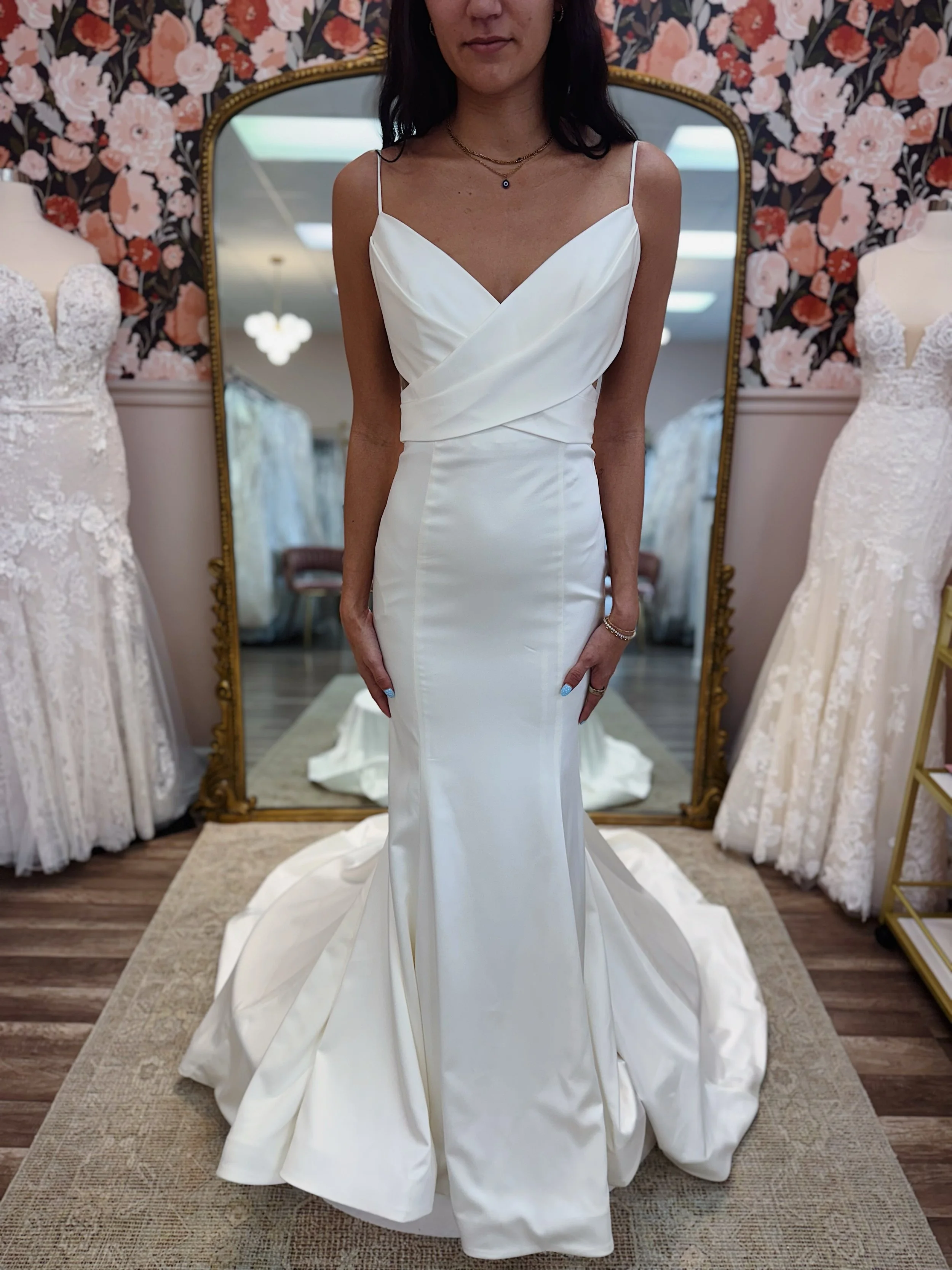 Fore! We&rsquo;re going golfing this week at @thegreathallatmistwood! Tag along with us to see some stunning dresses with a even better view🤍