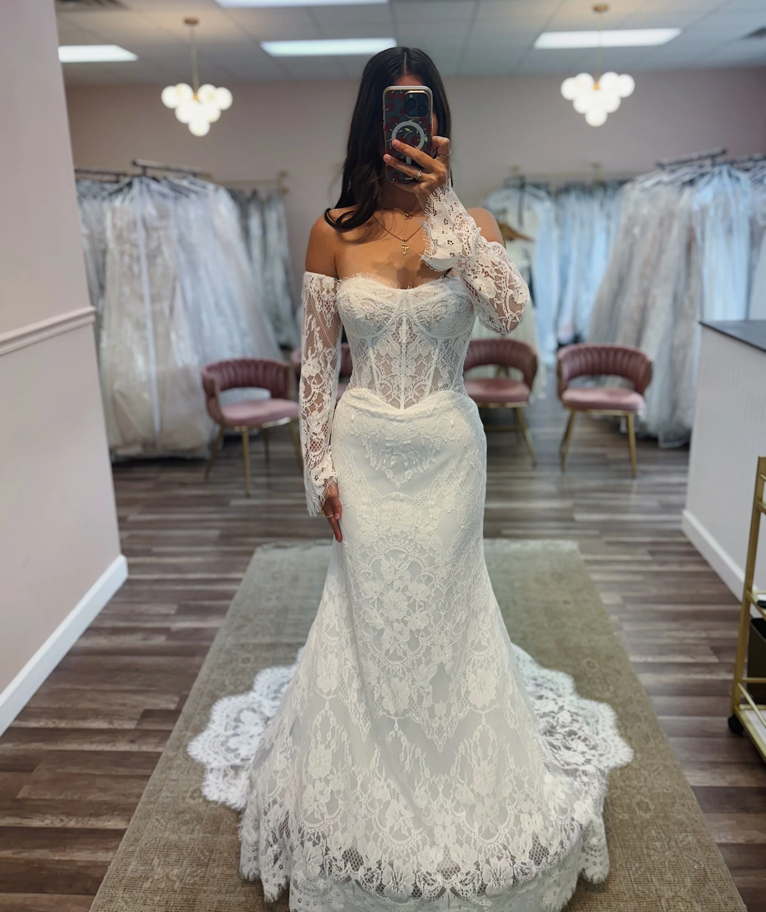 This weeks newest arrival, just in time for #selfiesunday 😍

Originally: $2,599
The One: $1,699
Size: 12