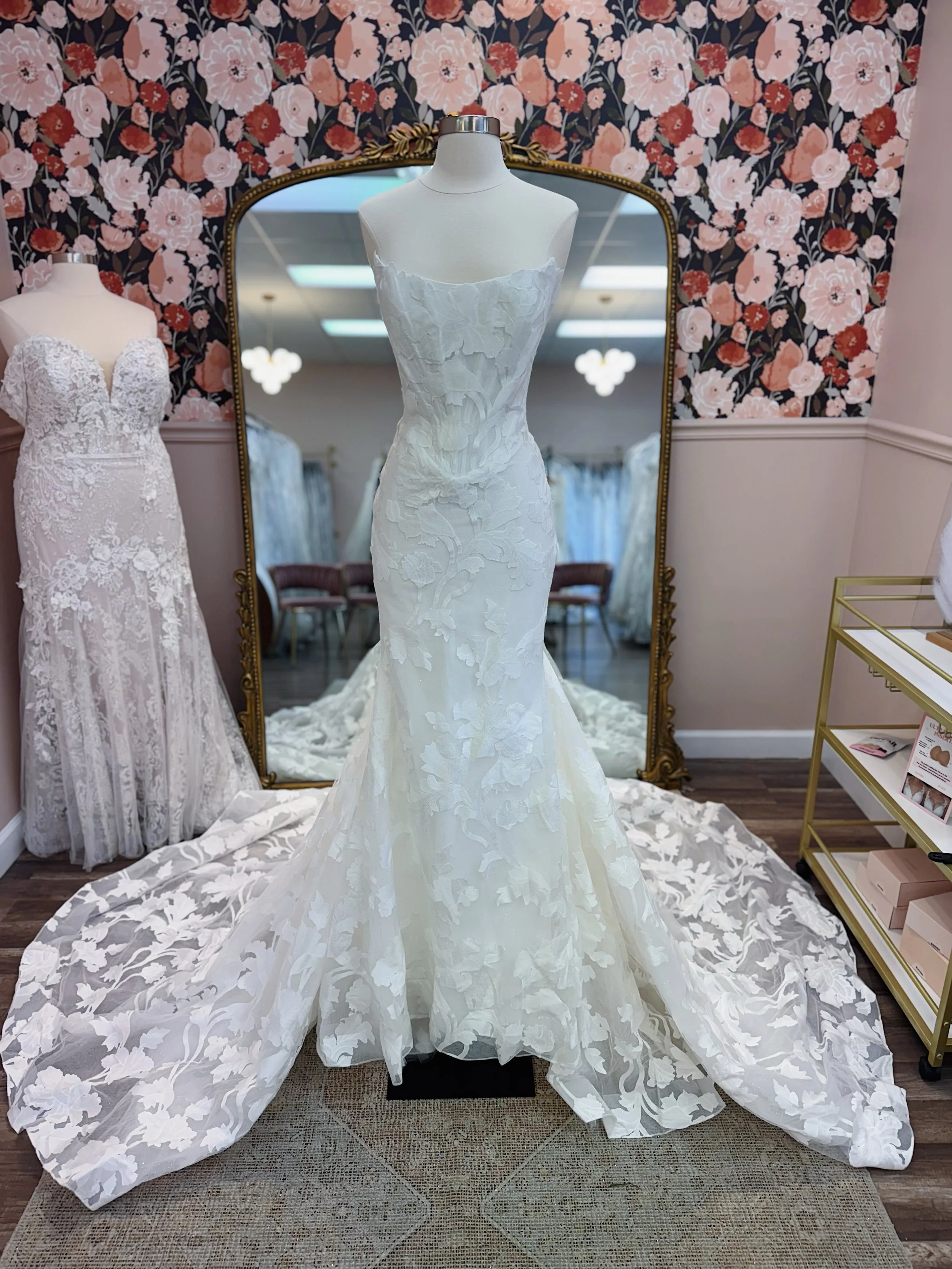 The more drama the better for this weeks #wgw 🤍✨

Originally: $2,499
The One: $1,699
Size: 8