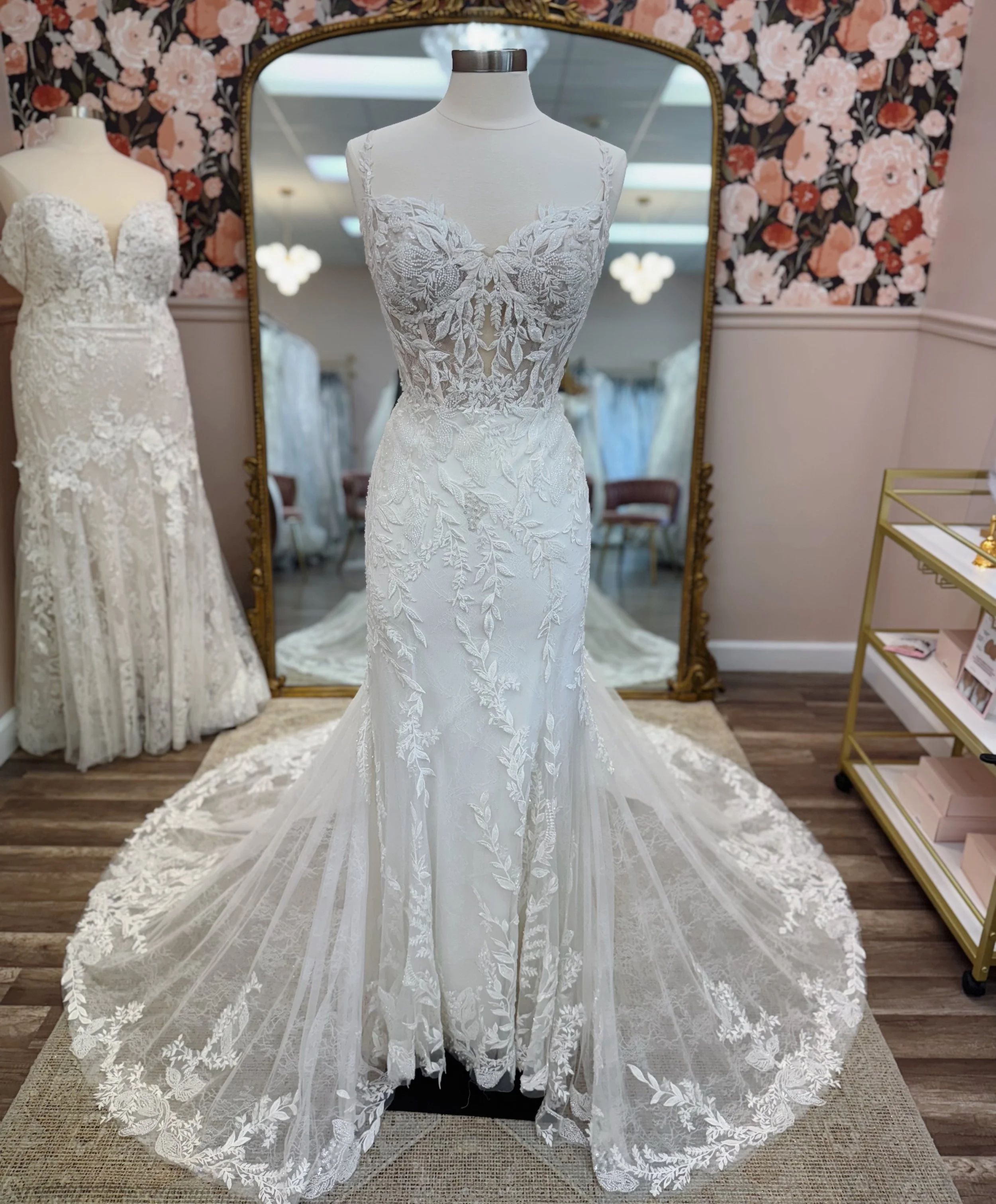 The most perfect beaded lace for this weeks #wgw ❤️&zwj;🔥💎

Originally: $2,499
The One: $1,499
Size: 12