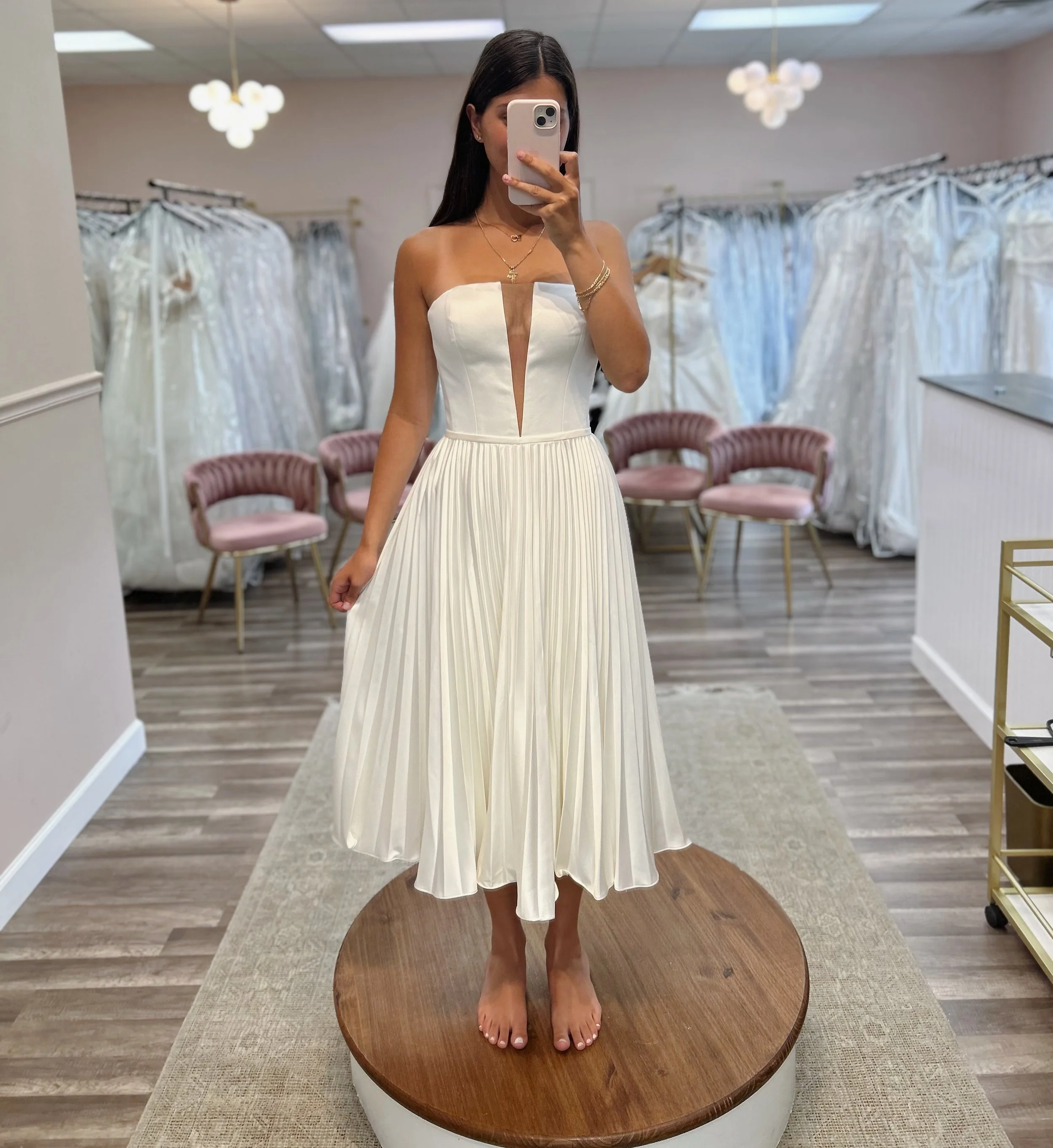 Taking it short this week for #ｓｅｌｆｉｅｓｕｎｄａｙ 

Originally: $1,100
The One: $700
Size: 12