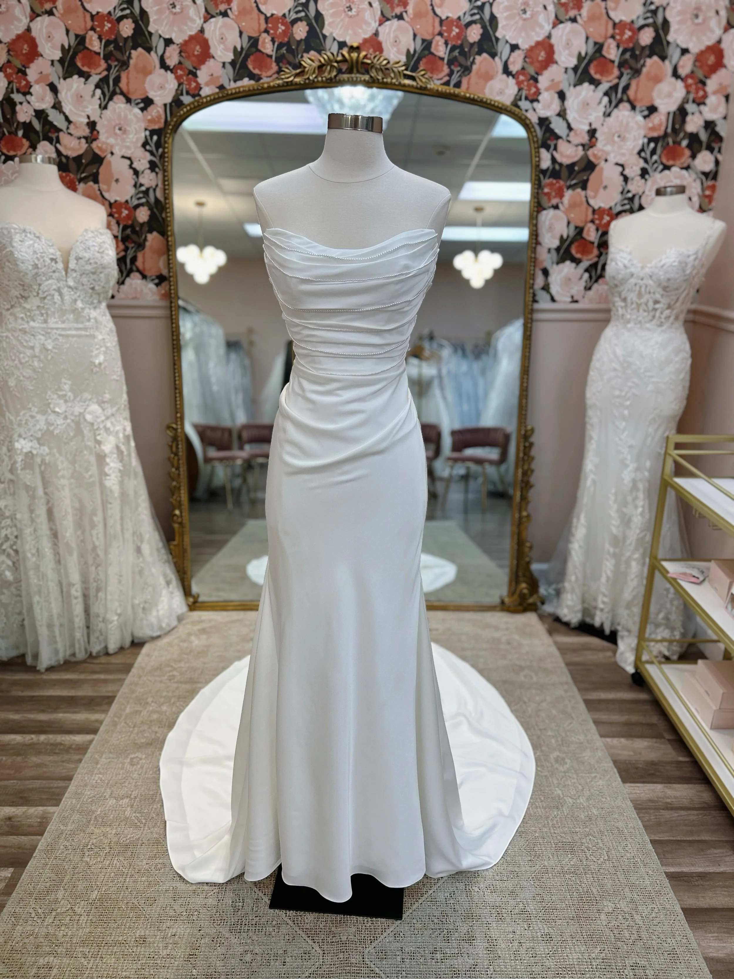 Clean and classic with the best accent&hellip;. Pearls of course🤍✨

Originally: $1,999
The One: $1,599
Size: 6