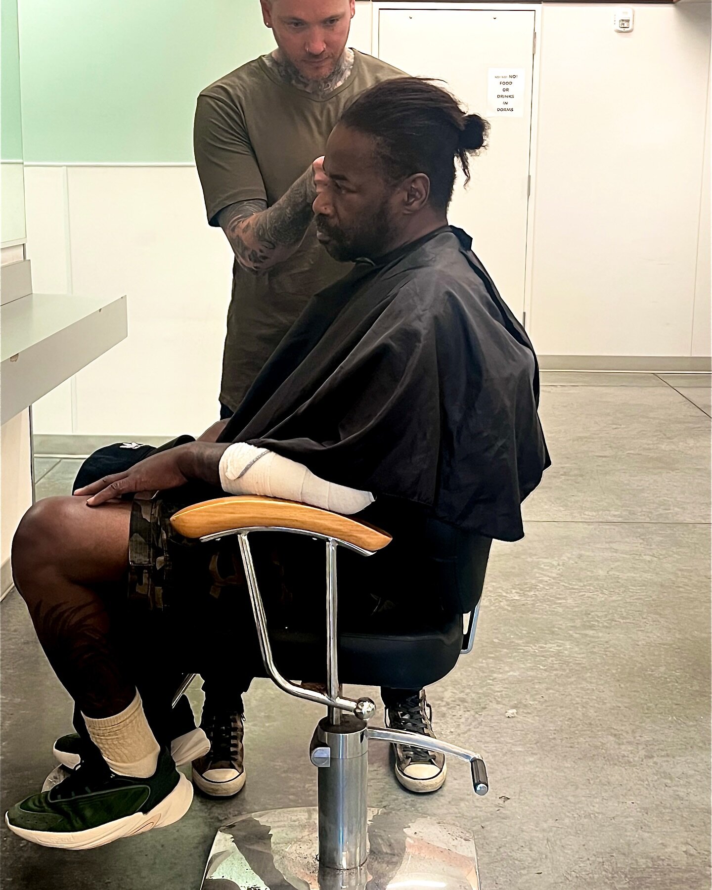 Mykal, the founder of Hairstylists for Humanity, volunteering his time to give haircuts for the homeless community at Transition Projects @transitionprojects - a nonprofit organization with over 53 years of experience providing life-saving and life-c