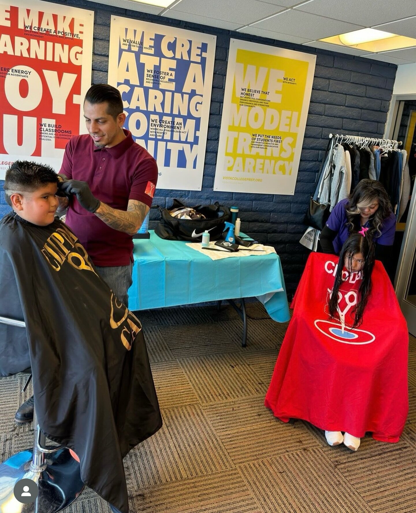 David @azclipdartcares and Rosa @carreto9933 are volunteering their time to offer haircuts to children during an event arranged by Vista College Prep @vistacollegeprep. Vista College Prep is a network of five tuition-free, public charter schools in P