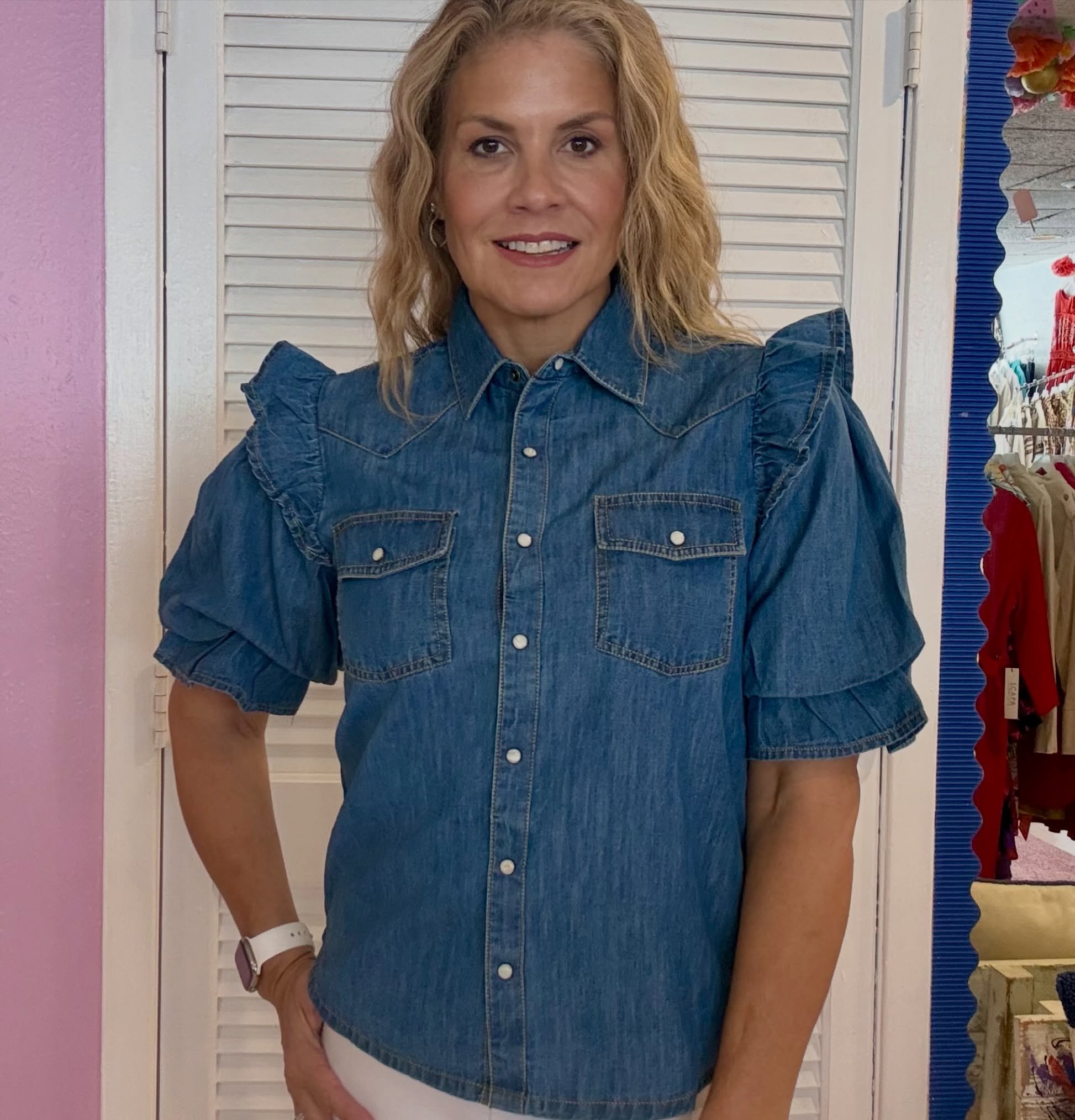 A little bit chic, a little bit country! 🤠
Obsessing over the ruffle sleeve details and pearl snaps on this denim dream! 

It&rsquo;s the perfect everyday statement piece .Drop a 💙 if you need this in your closet!
