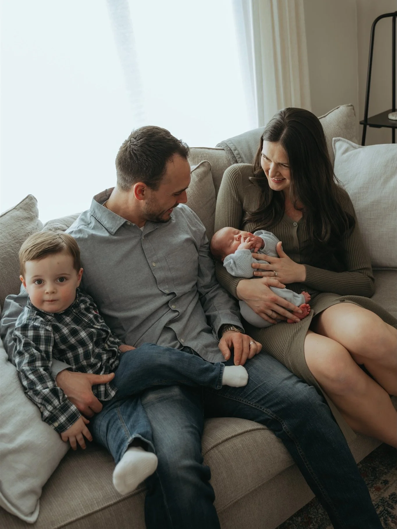 Beginning to really love in home family sessions 💛 
.
.

.
#westmichiganphotographer #michiganfamilyphotographer #inhomenewbornsession #michigannewbornphotographer
