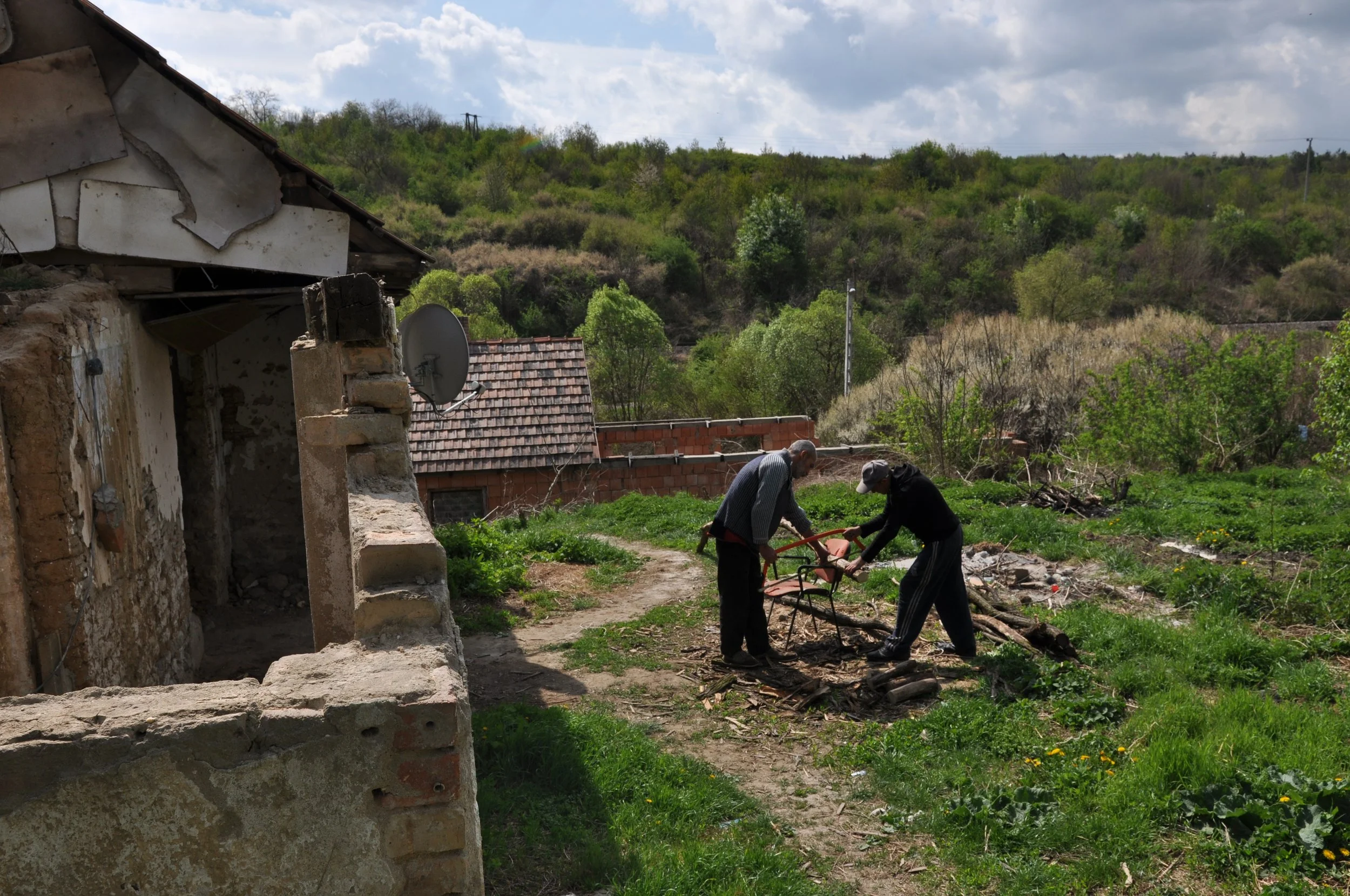  They do the house chores together, although Gábor prefers to repair things, while Kálmán likes picking berries and herbs. (2017) 