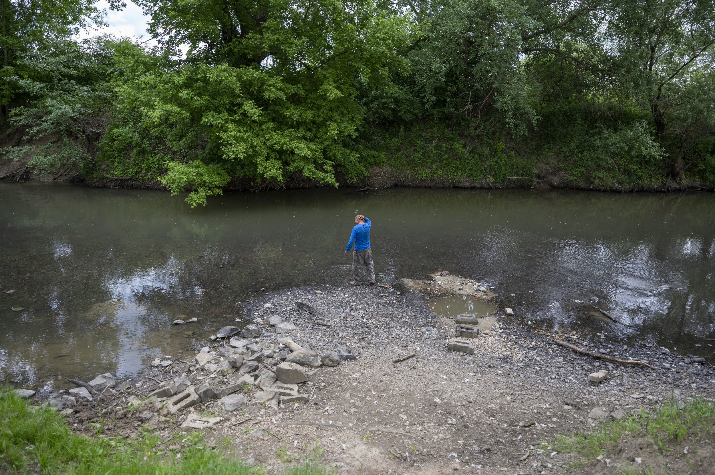  Gábor at the banks of the Ipoly river. They used to come here together for fishing and drinking. Gábor often mentions that Kálmán was his true soulmate, and that he won’t find that in anyone ever again. (2022) 